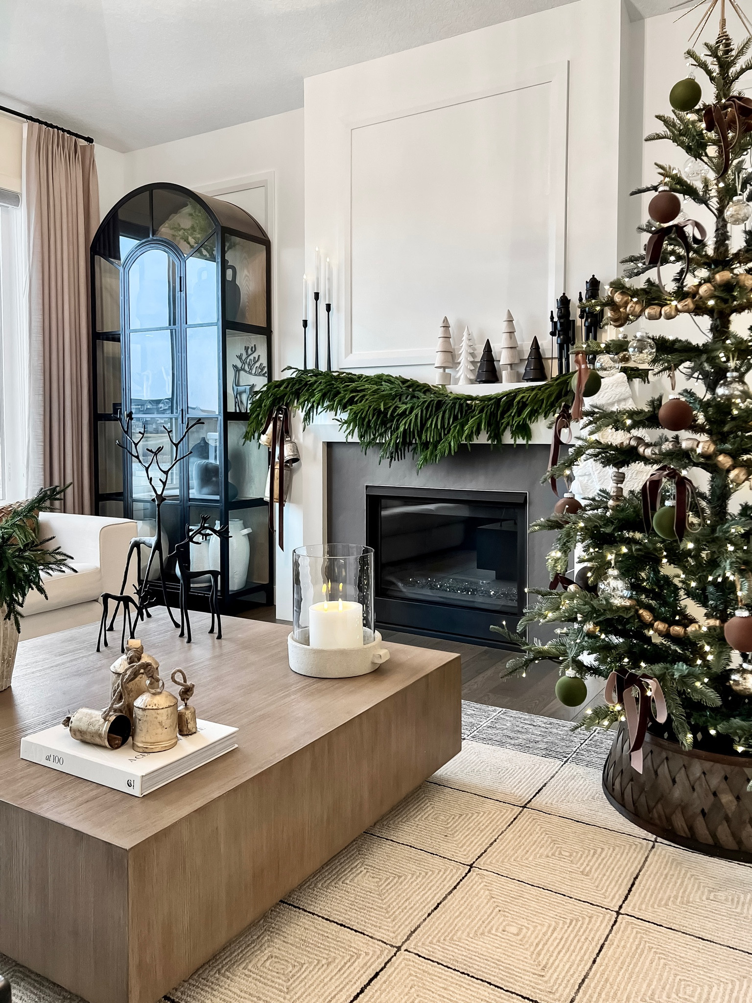 Never too late to start decorating! ☺️ This set of 3 reindeer from Pottery Barn is a statement piece! Style them on your coffee table, kitchen counter, or sideboard! 💕