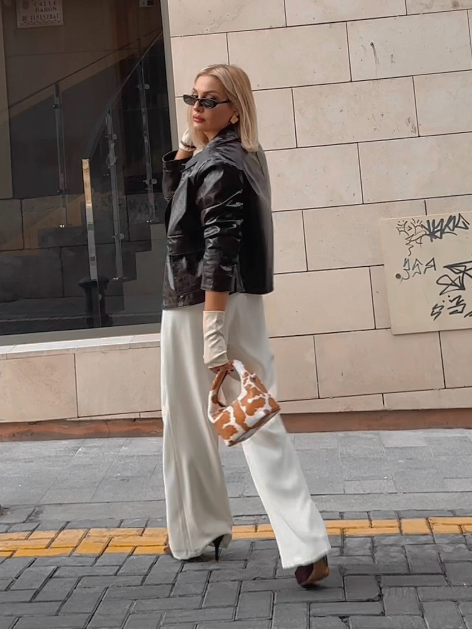 Chaqueta burdeos  ( yo no encontré el mismo pantalón pero estos dos opciones son ideales ( la chaqueta es de mango con la ref: 77066726-SABINA-LM

#LTKautumn #LTKespana #LTKeurope