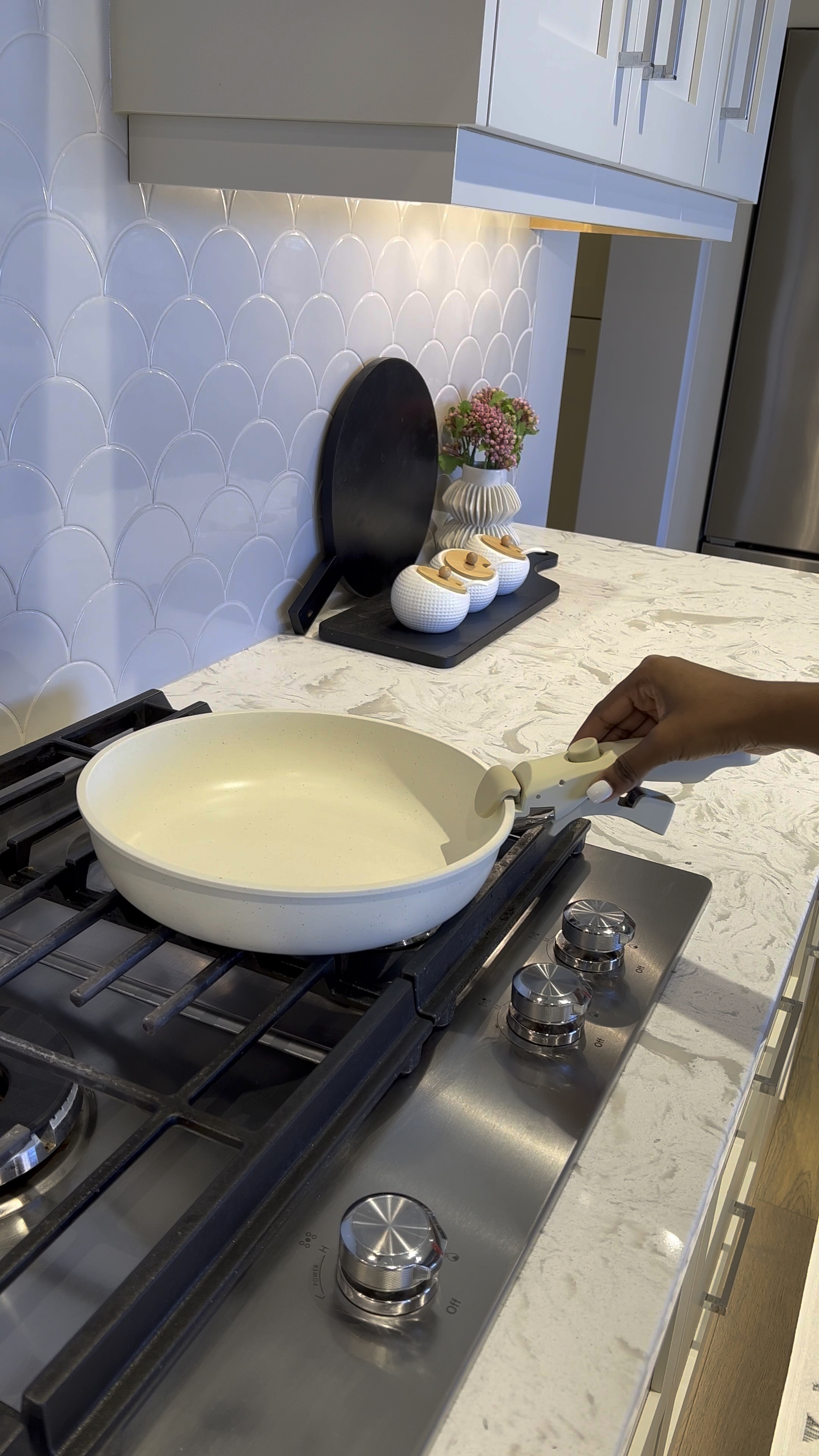 These pots right here!!!! 🤌🏽🤌🏽🤌🏽 Game changer! They are perfect for space saving, leftovers,  and they are stunning! 🎊 