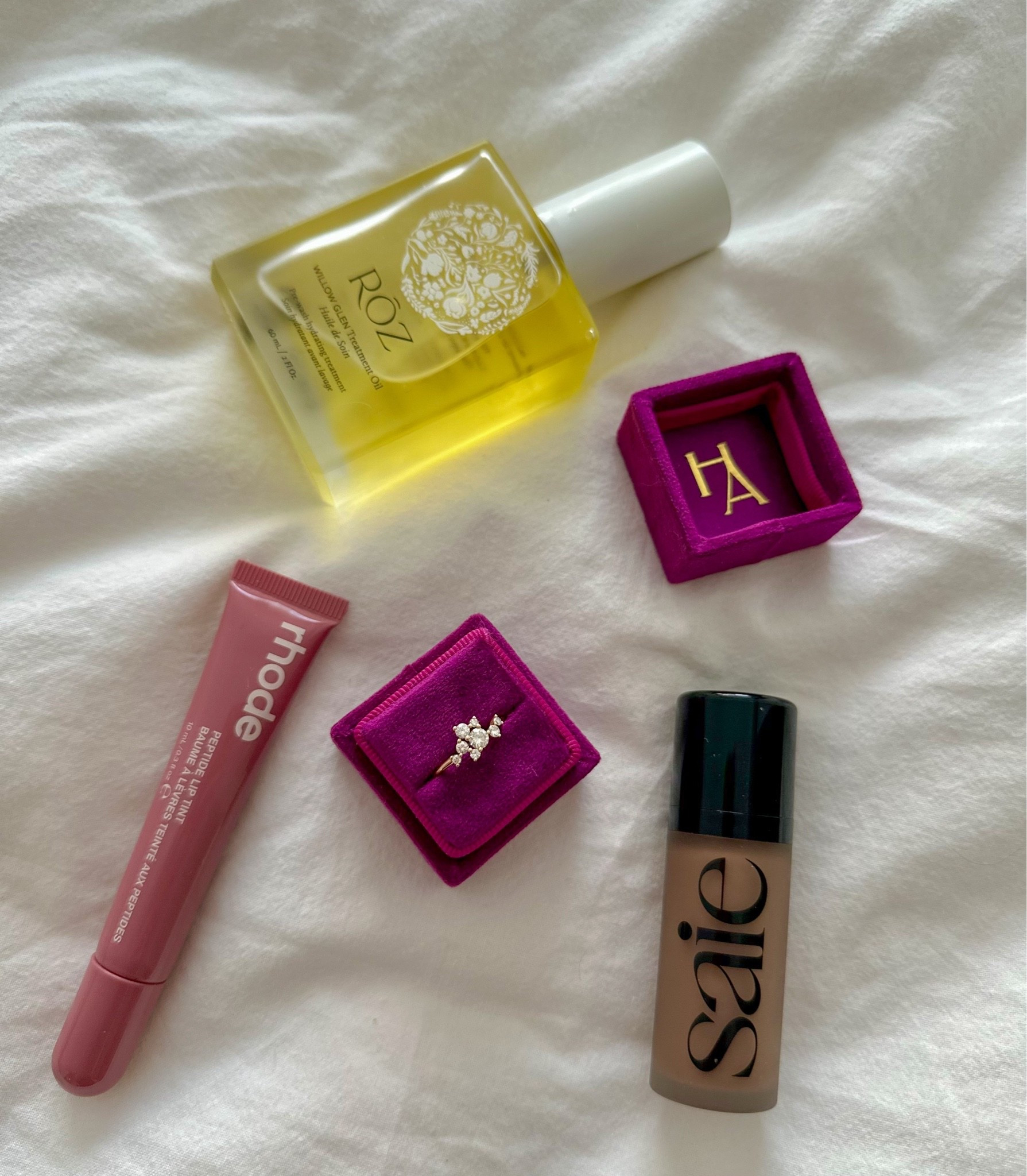 🍬 of the week:

- ring “Gabrielle” by Héloise & Abélard 
- pre-wash hair oil by Roz hair
- Rhode lip treatment in salty tan
- Saie dew bronze in salt

#LTKdayinmylife #LTKselfcare #LTKBeauty