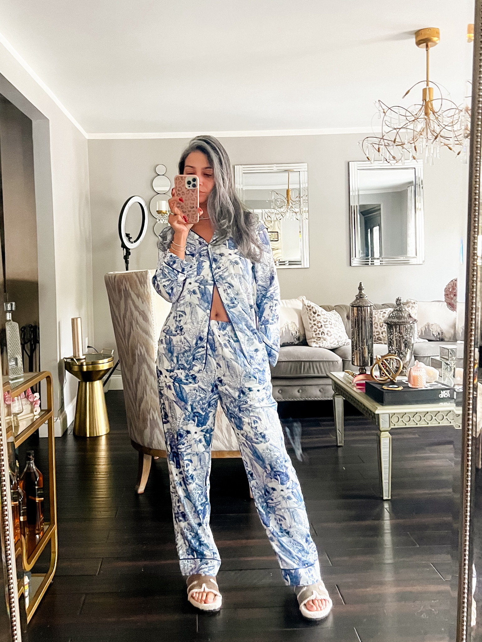 Nada me encanta mas que ponerme pijamas chulas!

Pajama Size M para mas comodidad 
Sandalias 6.5 corren grandes 

#LTKStyleTip #LTKBeauty