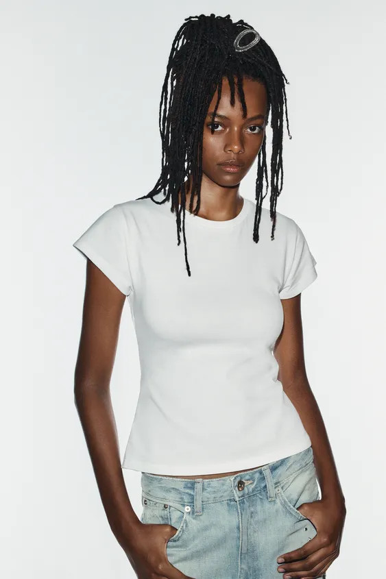 T-shirt crafted from 100% cotton yarn. Features a crew neck and short sleeves. Back design includ... | Zara US