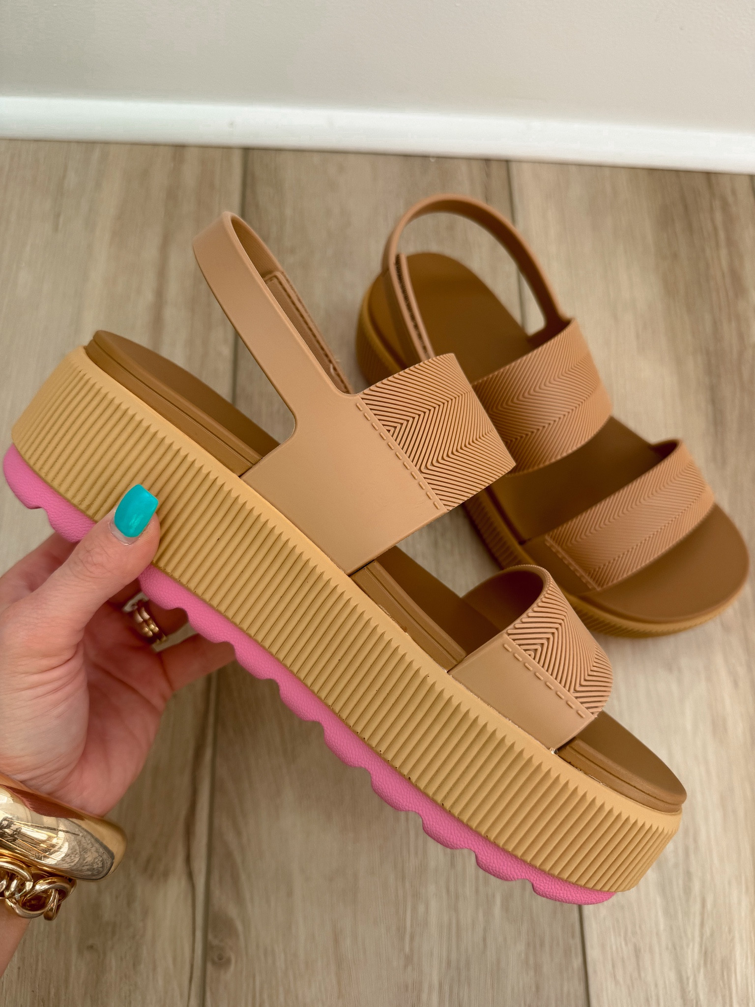 I am OBSESSED with these Amazon sandals 🤎✨ they are so comfy and lightweight, plus they’re waterproof which makes them perfect for everyday wear, vacations, and summer plans!!

Love the platform wedge for a little height without sacrificing comfort 🙌🏼 and they go with literally everything—dresses, denim, casual looks, all of it!

Such a good Amazon find 🤍

#amazonfinds #amazonfashion #amazonstyle #summer sandals #platformsandals #comfortablefashion #affordablestyle #everydaystyle #vacationoutfits #casualoutfit #wedge sandals #momstyle #amazonmusthaves

#LTKootd