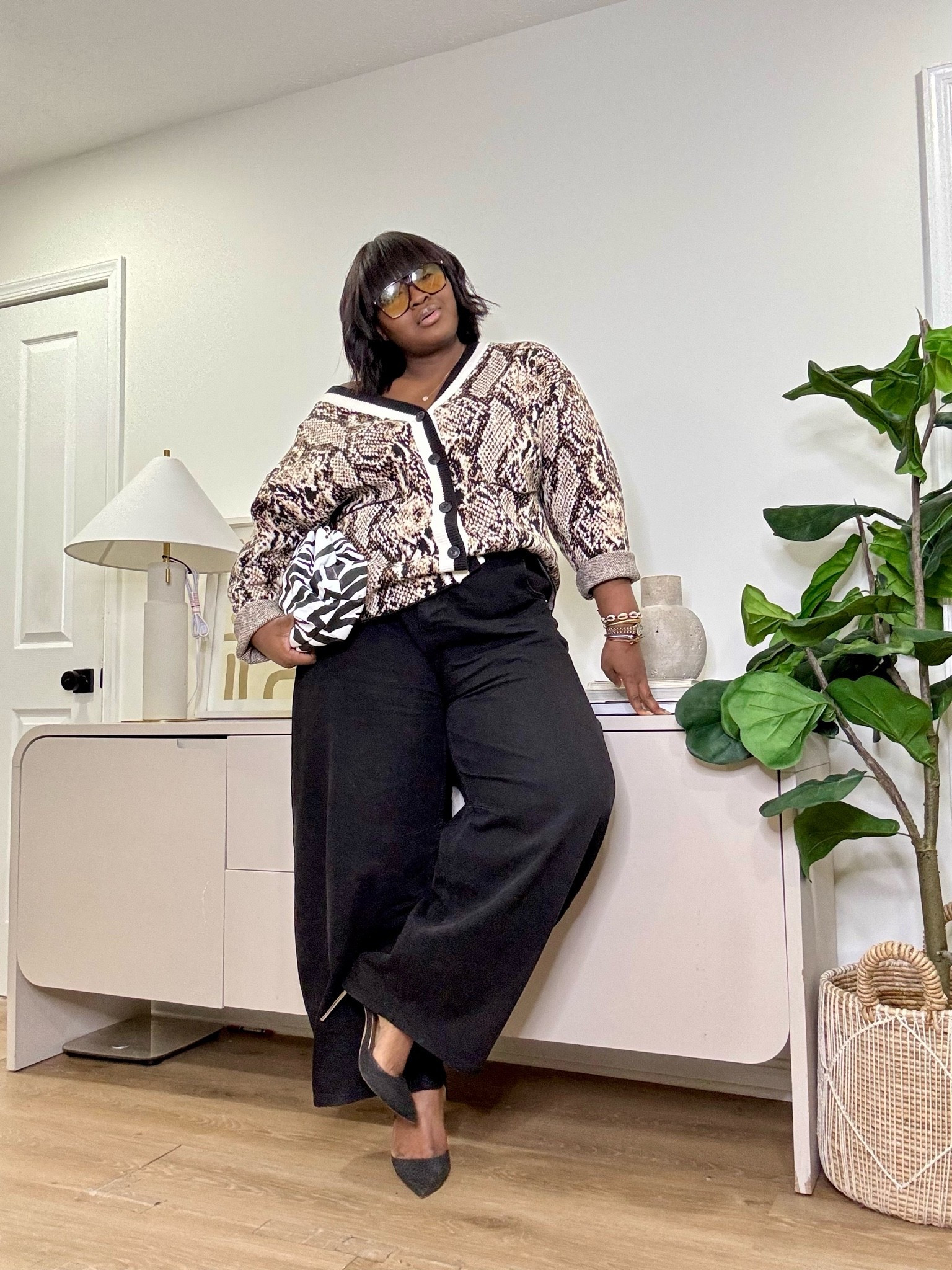 Big time! Where would you wear this VIRAL snakeskin cardigan?
Featuring:
Size 20 barrel jeans
Size 11 pumps
Zebra clutch
12PM Studio glasses