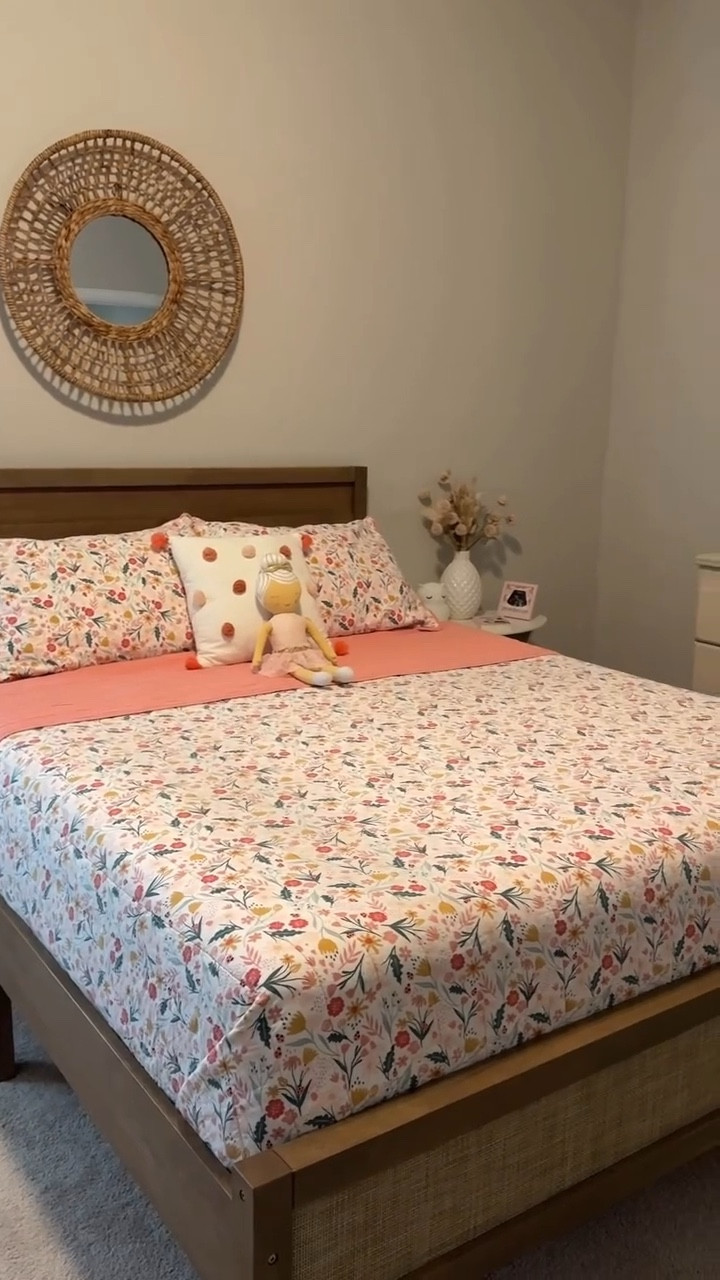 Finalmente llegó el turno de la habitación de Olivia 🌸 esta cama es todo lo que buscaba, el color de madera neutral, fácil de limpiar y de instalar✨ 

Yo escogí el tamaño queen, así le servirá por varios años. Comenta YO si quieres el enlace 

#bedframe #girlbedroomdecor #bedroommakeover #homedecorationideas #latinamom 
*****
Olivia’s bedroom makeover ✨ This bed is exactly what I needed: sturdy, easy to clean, beautifully designed, with a warm wood tone, and simple to assemble. I chose the queen size, ensuring it will serve for many years. If you want the link, comment SHOP.