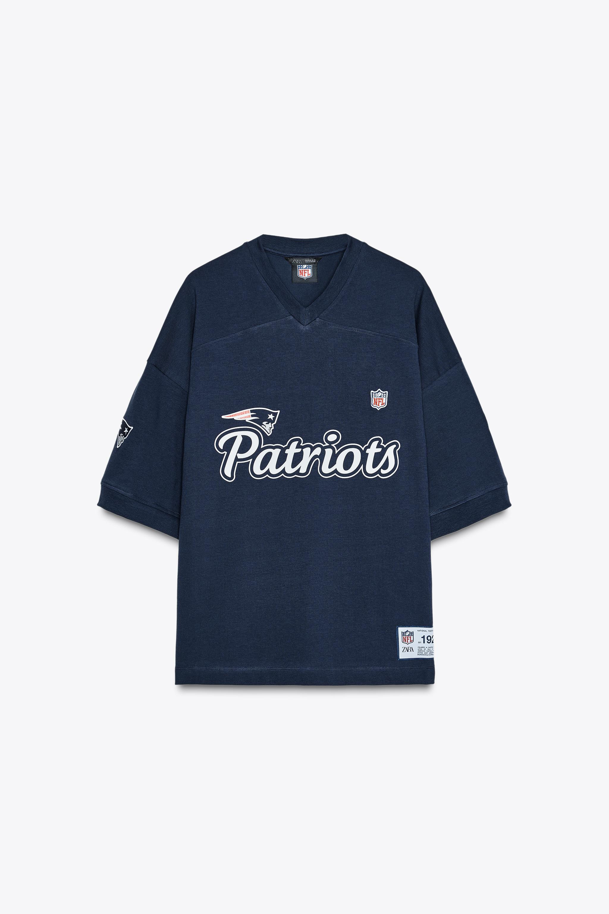 Short sleeve V-neck T-shirt. Featuring text, embroidery and an NFL Patriots patch. | Zara UK