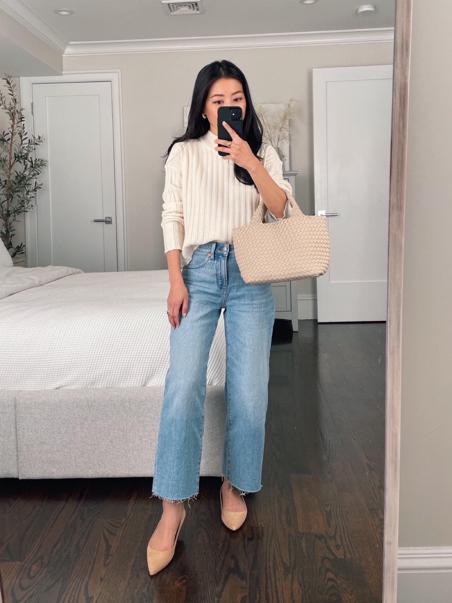 One of my favorite Madewell jeans styles on sale! Petite friendly and a little different from my usual slim jeans 

• Petite perfect vintage wide leg crop jeans in altoona wash size 24 petite. Petite 24 has a 26.5” inseam and 9.5” rise , the inseam increased a tad with size. 

They also have a different wash with a non raw hem if you order that 

• Old sam Edelman flats, linked similar 

• Naghedi mini tote

#petite spring transitional outfits 


#LTKSeasonal #LTKfindsunder100 #LTKsalealert