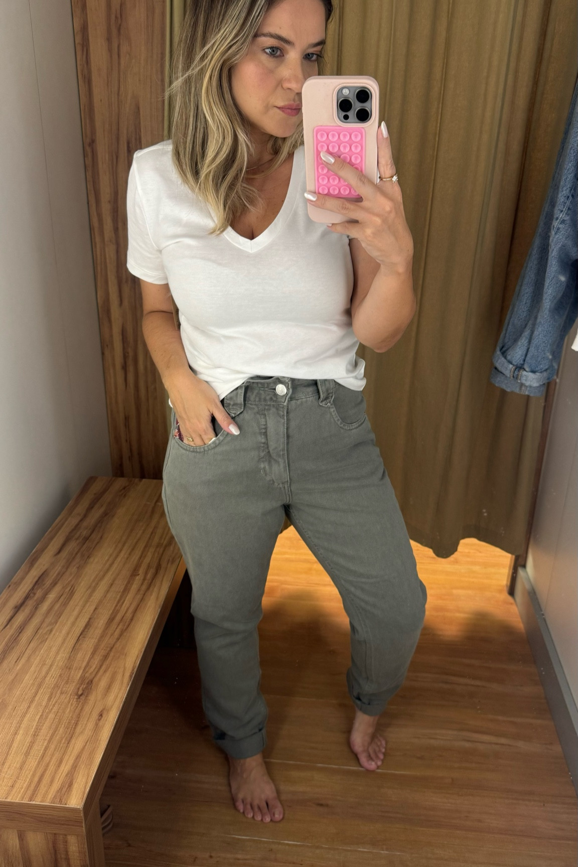 O modelo desta calça é perfeito e idêntico ao paperbag da Zara. E ainda tem 3 cores lindas. 

#LTKbrasil #LTKworkwear #LTKover40