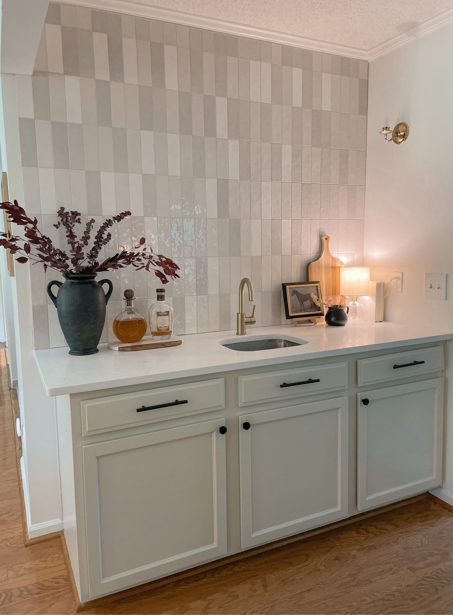 Neutral wet bar. Wet bar design. Neutral tile backsplash   