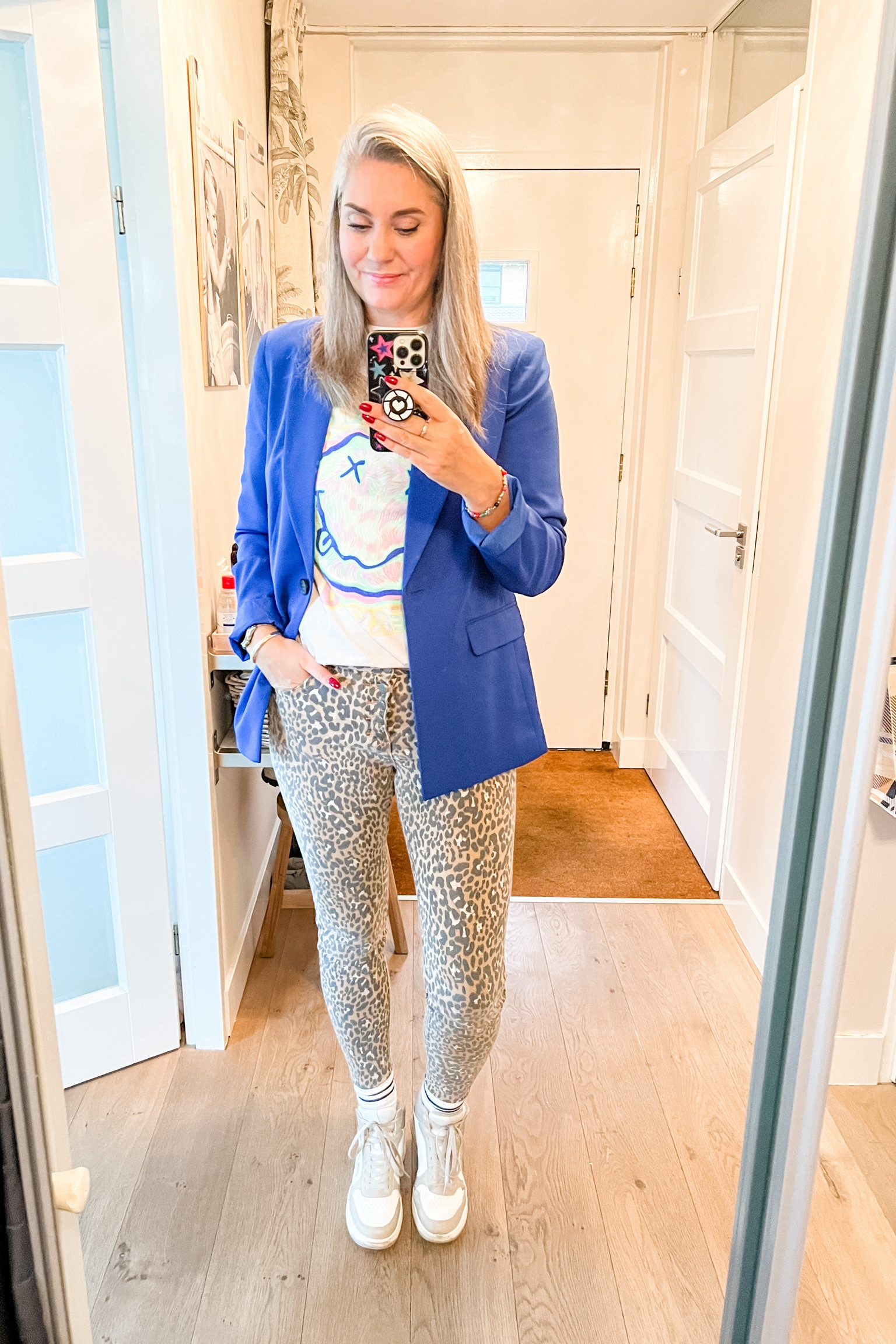 Ootd - Tuesday

Nirvana t-shirt, cobalt blue tall blazer and leopard print skinnies (super old). Crew socks, Fila high top sneakers. 



#LTKstyletip #LTKCyberSaleNL #LTKeurope