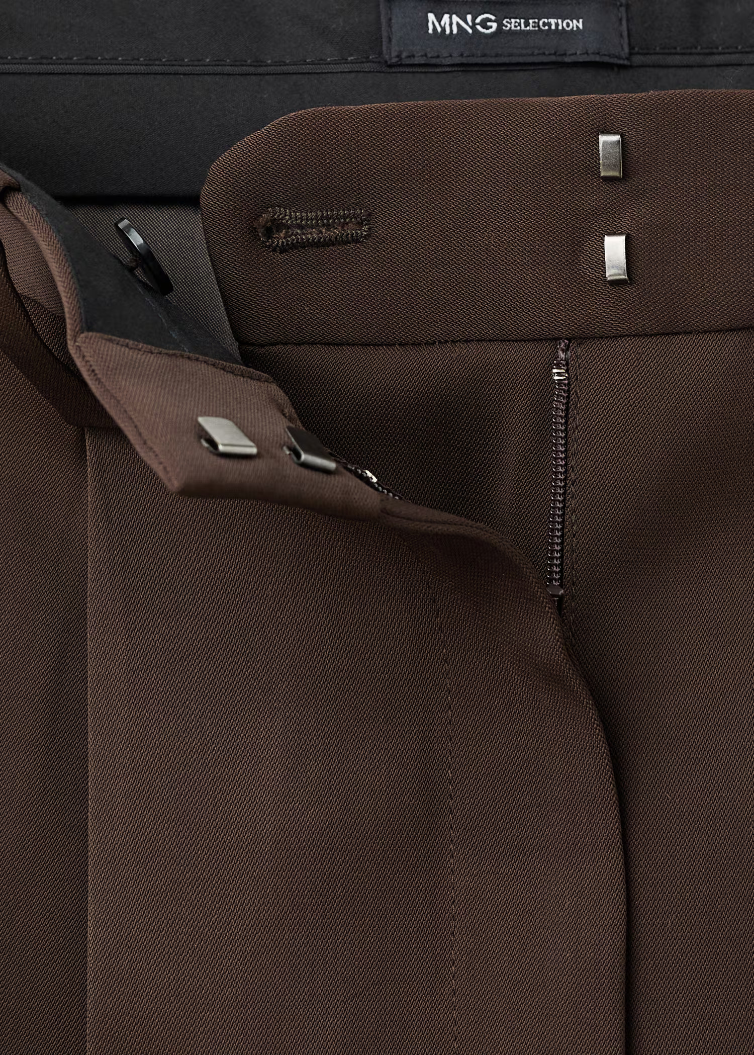 Gerade geschnittene Anzughose mit Bundfalten | Mango EU