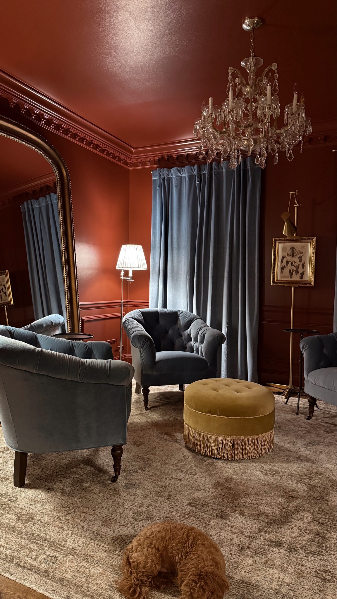 Lounge at night ✨ wall color is Cottage Red by BM ❤️