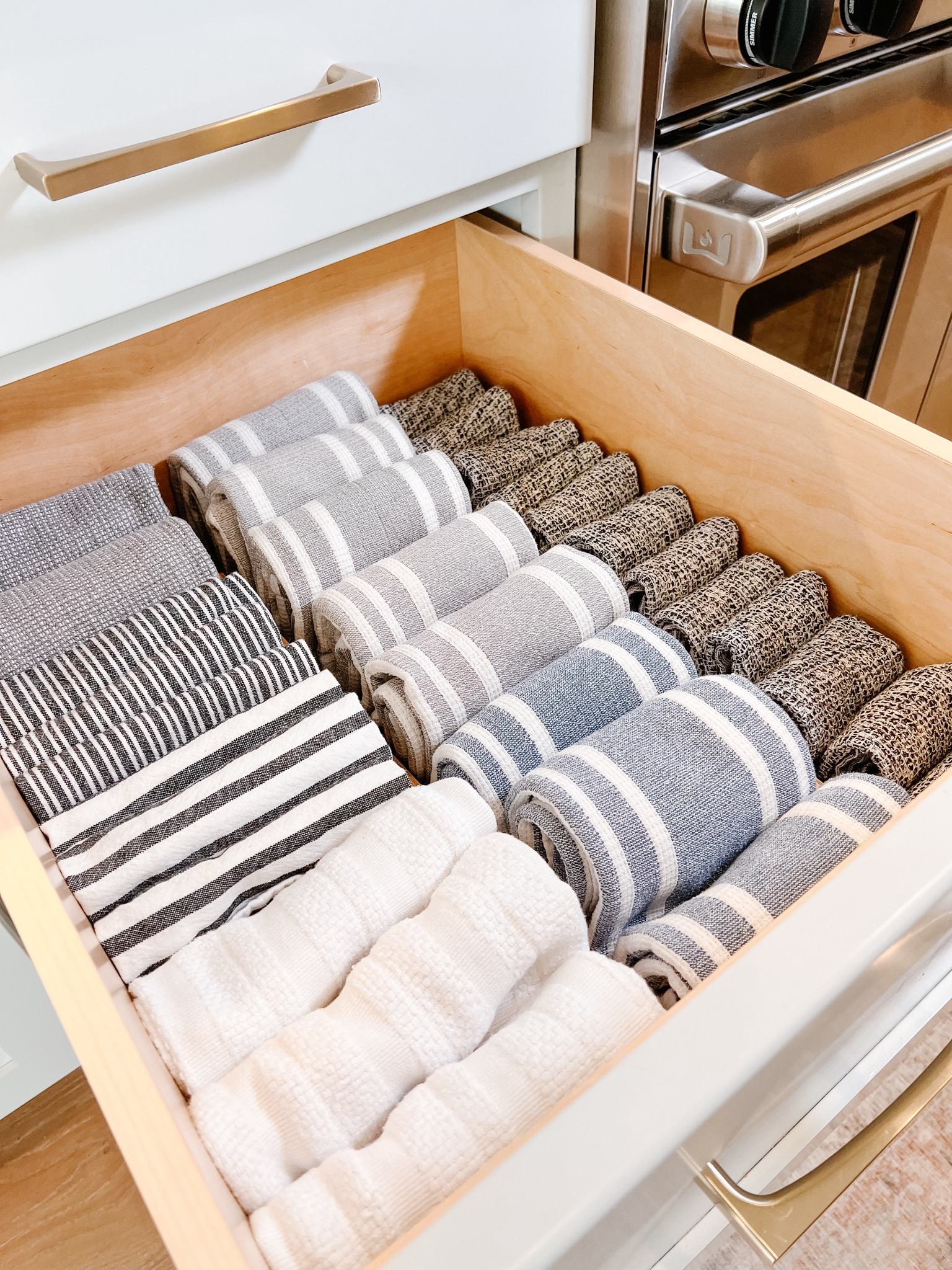 Organized dish towel drawer. Imagine finding that one dish towel when you need it…kitchen goals.


Organized kitchen. Kitchen dish towels. 

#LTKfindsunder50 #LTKstyletip #LTKhome