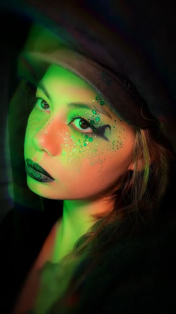 Wicked For Good— ELPHABA EYELOOK🧙🏻‍♀️
↓ Products Listed Below:

@armanibeauty concealer
@tartecosmetics eyeshadow
@anastasiabeverlyhills eyeshadow
@lacolorscosmetics eye liner
@urbandecaycosmetics eyeshadow
@maybelline mascara
@ardellbeauty lashes
@milanicosmetics lipstick
@fazitbeauty freckles

#wicked #wickedforgood #elphaba #makeup #beauty #fashion #nyc #makeupartist #outfit #aesthetic #makeupinspo #eyelook #elphabaandglinda