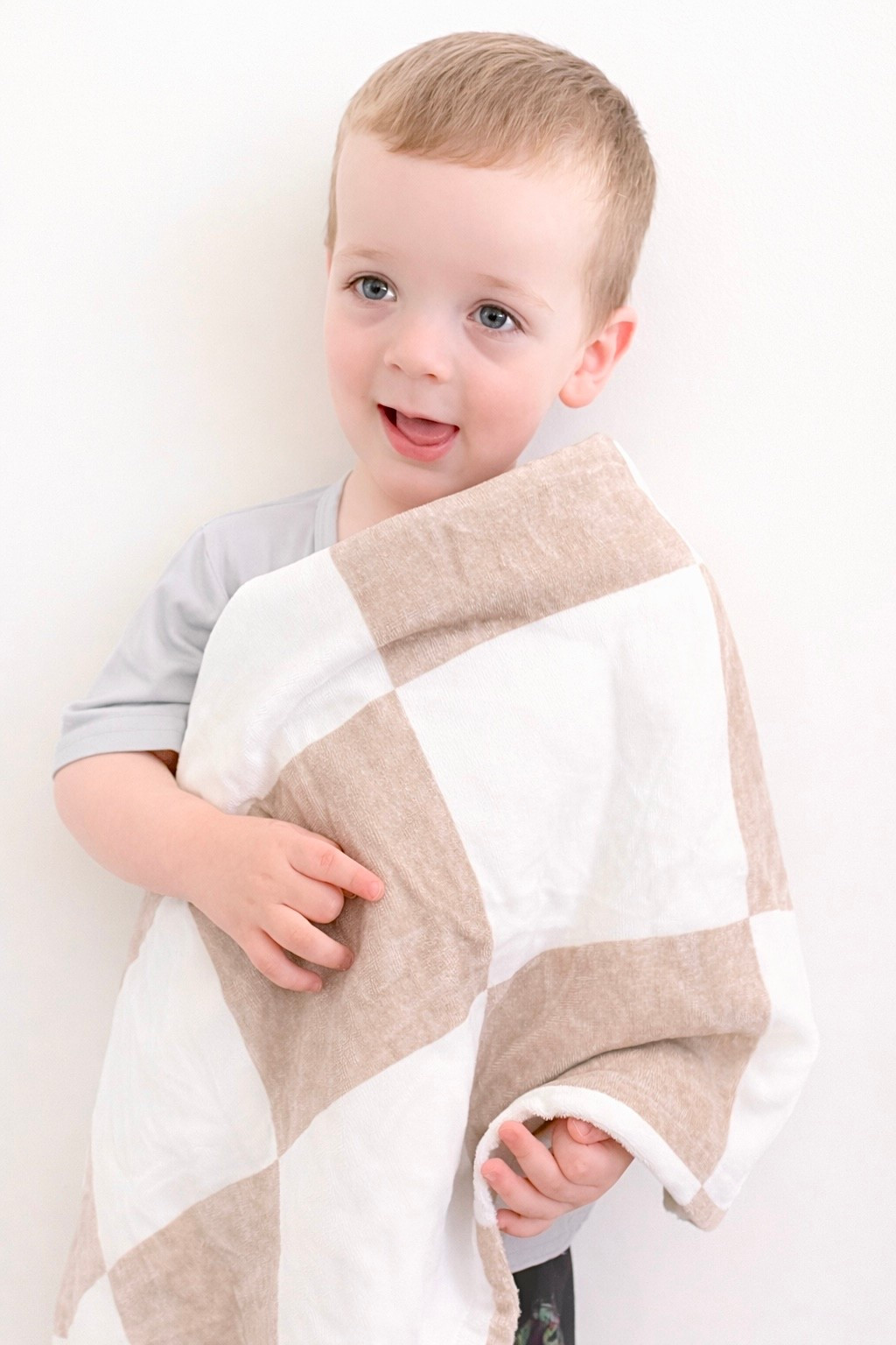 I’m obsessed with these new Maverick Beach Towels from Calla & Friends 

So many pattern options and the quality is SO good, they’re super soft, and the perfect size for littles (or even for me 🙃)

We’ve been using them for pool days, beach days, and even bath time — they hold up so well and look cute doing it

If you’re stocking up for summer, these are a must

Use code MURRAY10 to save 

#LTKSeasonal #LTKmomlife #LTKKids