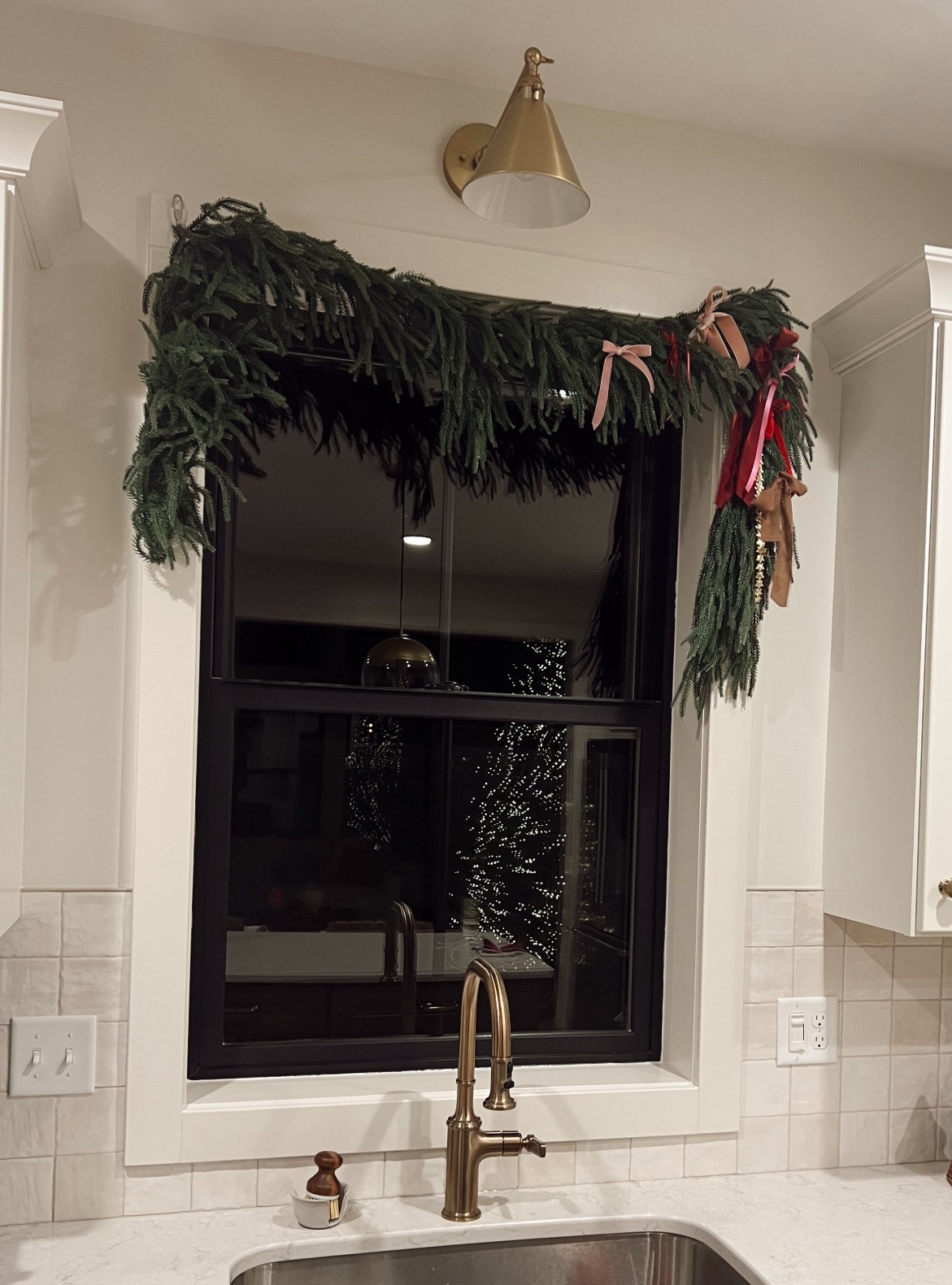 I’m a big fan of bows this year for Christmas. If you couldn’t tell, I’ve been adding them to everything. The garland in this space felt too plain for me, so of course I added some bows!🎀 