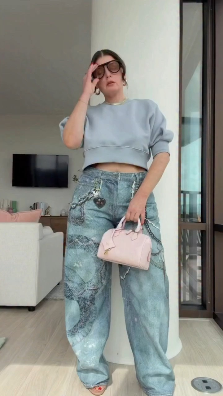 It’s 2003, you’re getting ready to go to the club, what are you wearing? … jeans and cute top!!! Duhhh

Comment CUTE TOP for a DM with ⛓️‍💥 info to all of these looks.

https://liketk.it/5YkGA