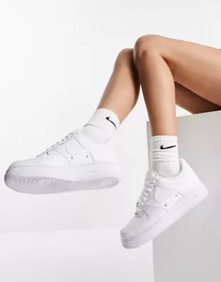 Nike Air Force 1 '07 SE sneakers in white and pearl | ASOS (Global)