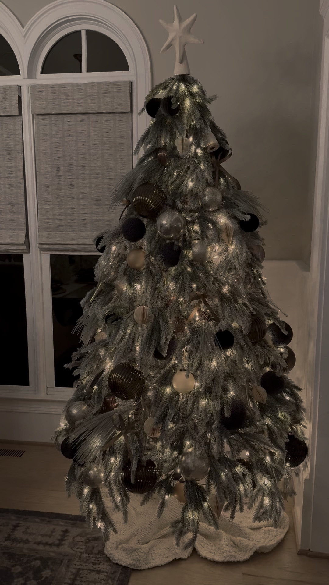 Dining room tree is done✨LIVING for this droopy organic vibe🌲

#LTKHoliday #LTKHome #LTKSeasonal