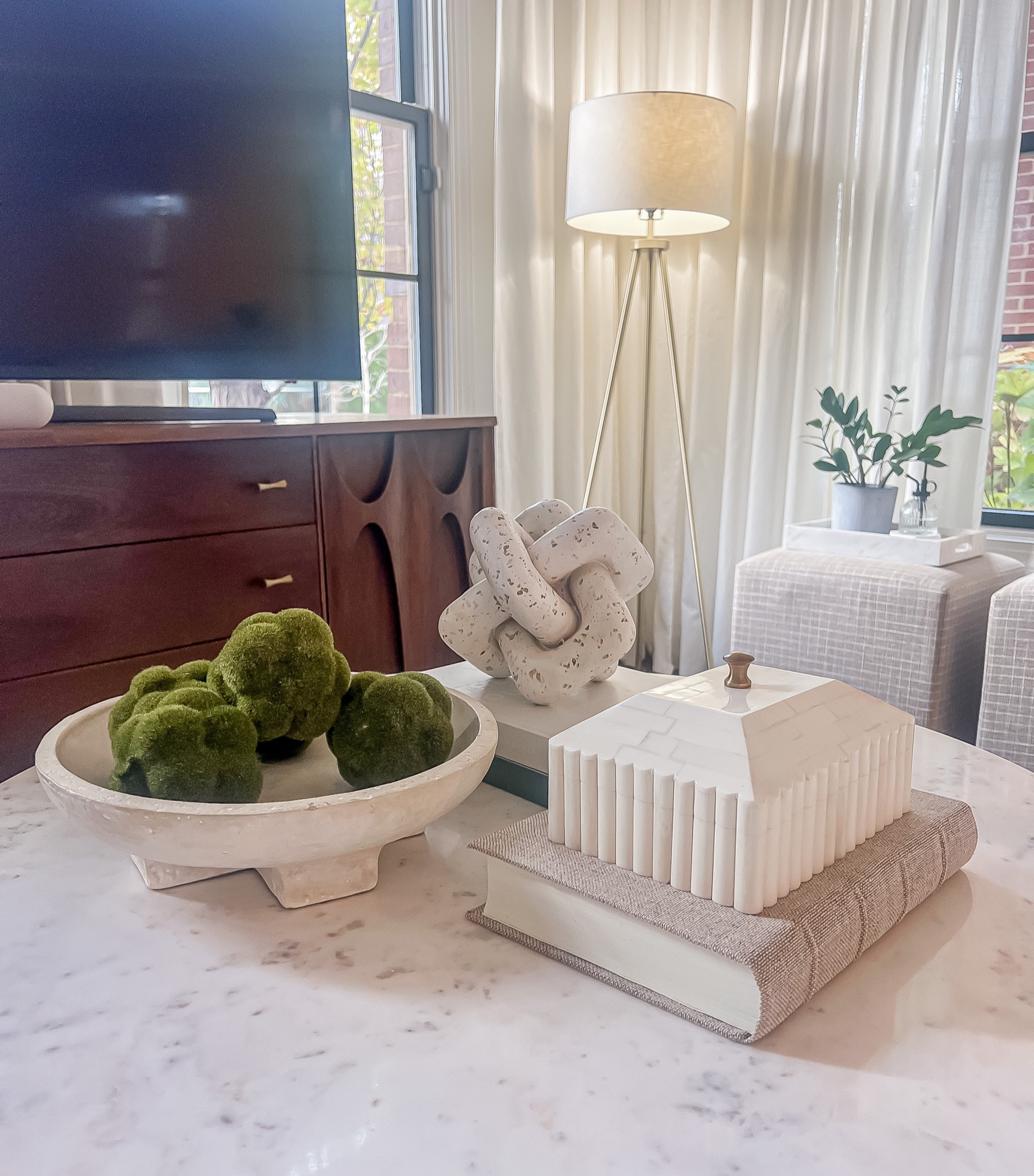 Coffee table details - a lot of which is currently on sale! 

Coffee table decor 
Shelf decor 
Coffee table styling 
Neutral table decor 


#LTKhome #LTKstyletip #LTKsalealert