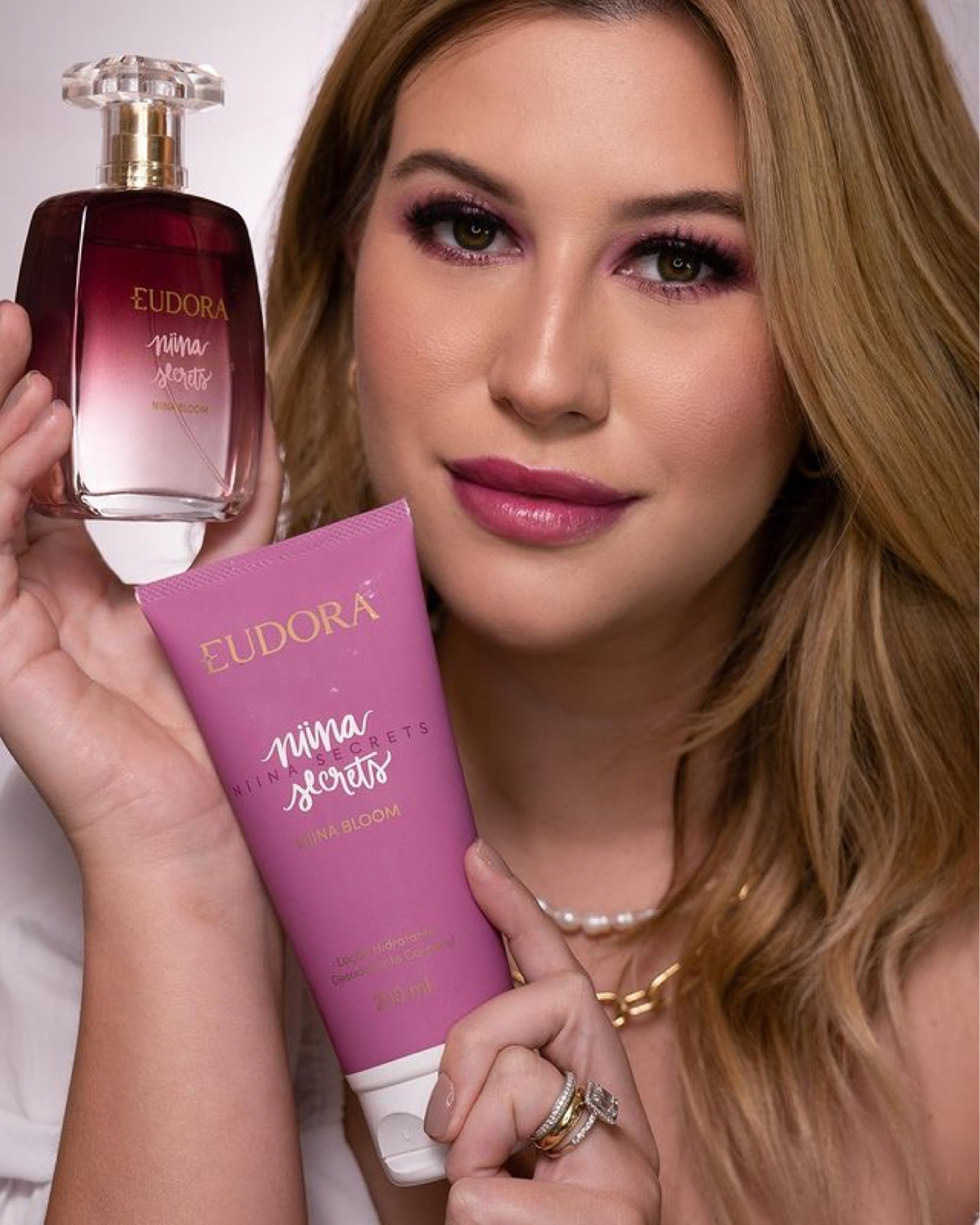 O NiinaBloom é uma fragrância floral que segue a tendência da perfumaria internacional, com seu exclusivo buquê de white bloom, um buquê robusto com flores brancas. Ela é marcante e perfeita pra uma mulher poderosa e que exalta sua feminilidade, autoestima e segurança. Meu novo segredinho pra vocês 🤫💜 feliz demais com esse produto, estamos crescendo nessa categoria PERFUMARIA e é só o começo 🚀

#LTKbeauty #LTKbrasil