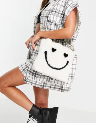 ASOS DESIGN – Mini-Tragetasche aus Kunstfell mit Smiley-Print | ASOS | ASOS (Global)