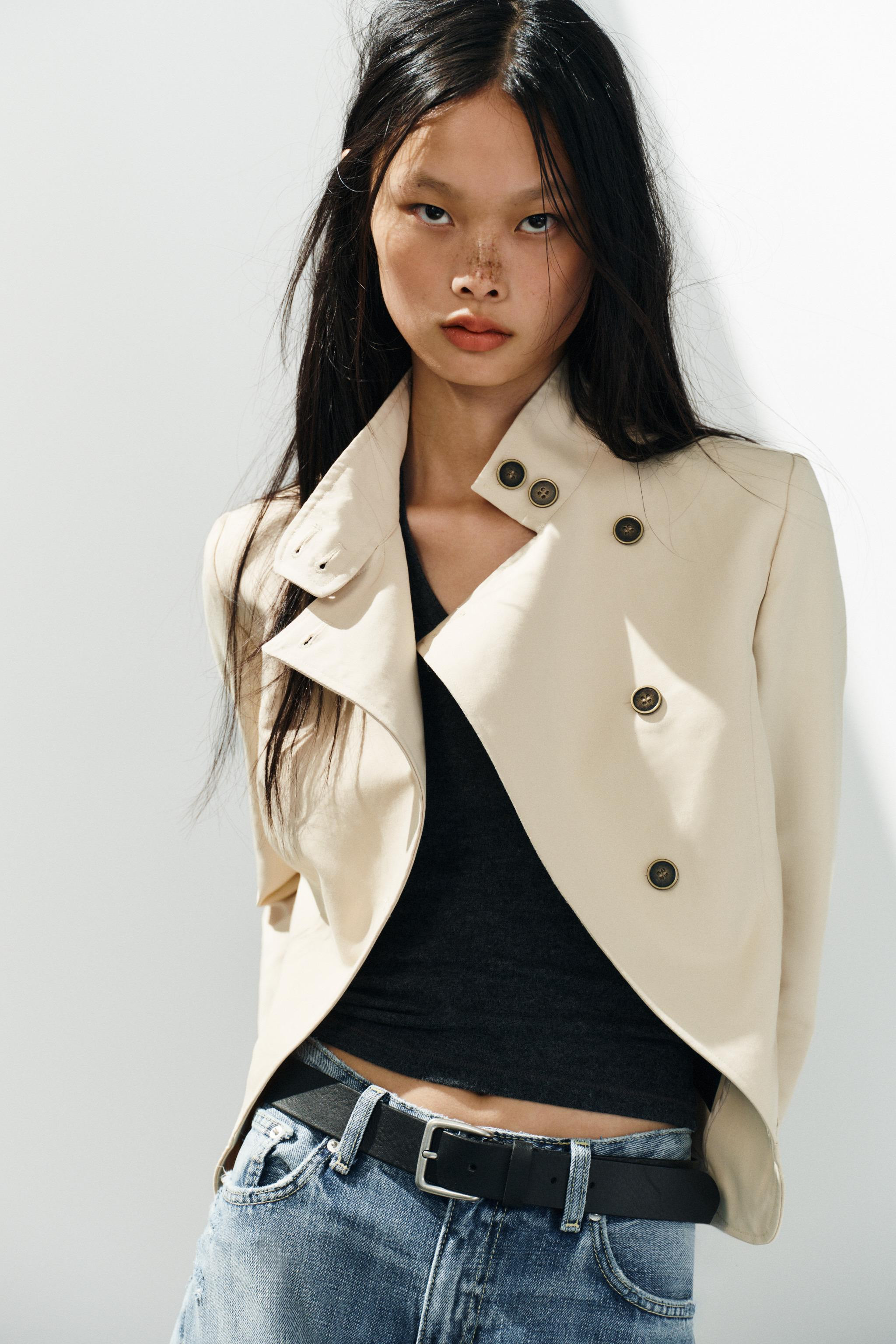 Fitted blazer with a high neck and long sleeves. Featuring front welt pockets and double-breasted... | Zara UK