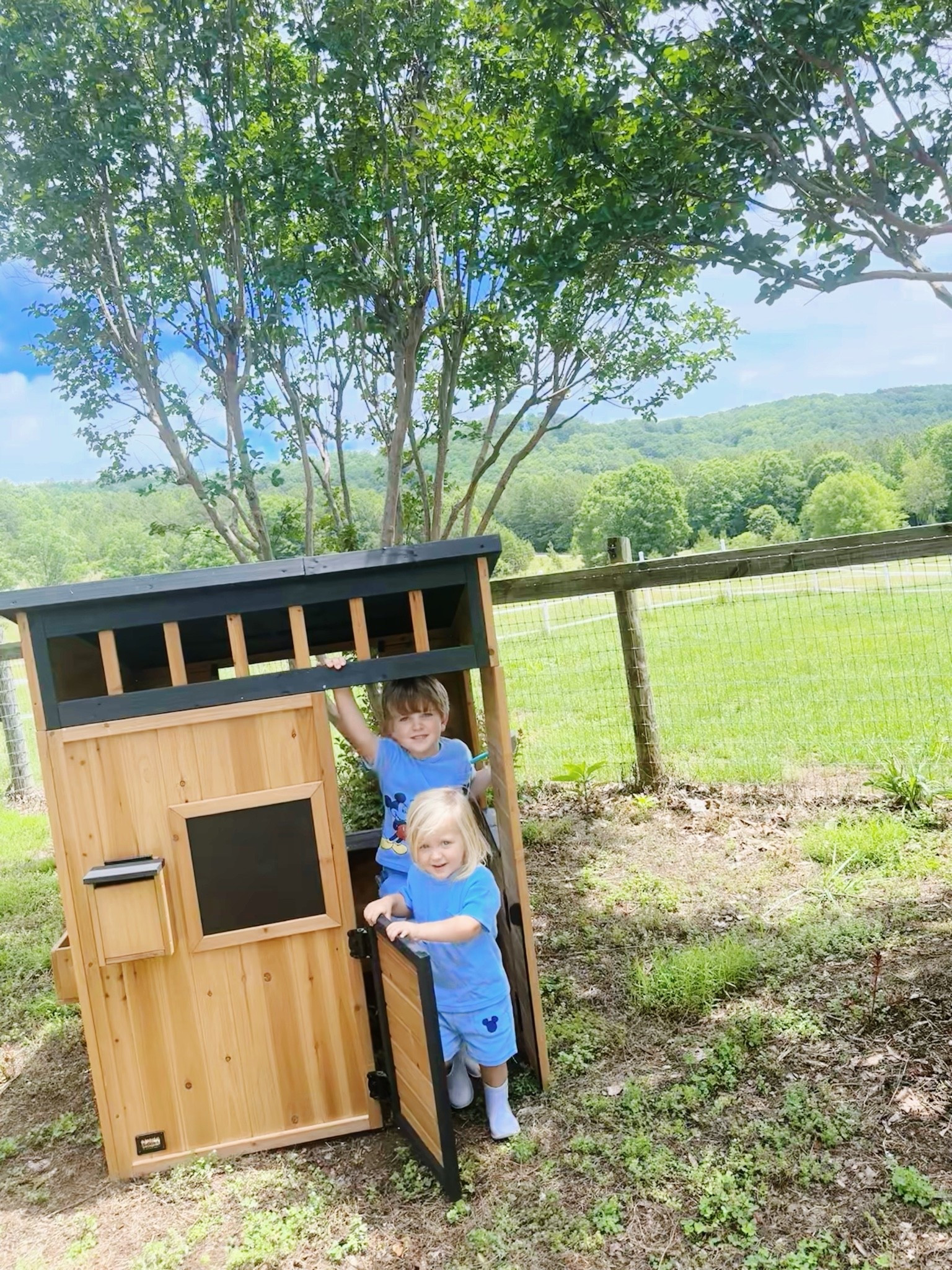 These cuties have been playing all day long outside in their new playhouse and it is the sweetest sight!! 🥰 Oh how I love being a mama so!!! 👶🏼🩵👶🏼