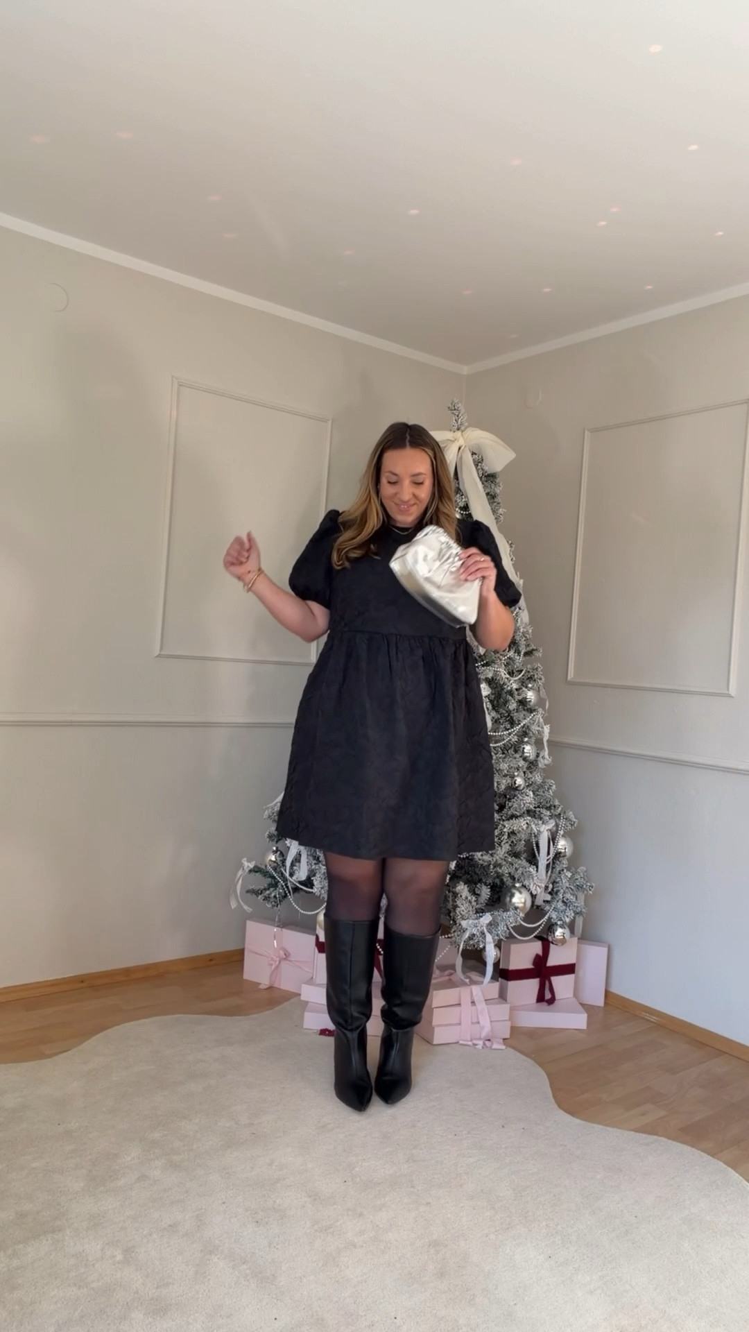 31 Days of Plus Size Fashion - 10/31 
Als ich dieses Kleid letzte Woche gesehen habe, wusste ich sofort: Das ist es. Und jetzt, wo es endlich bei mir angekommen ist, bin ich komplett verliebt.
Für mich ist es das perfekte Curvy-Girl-Kleid – der Schnitt, der Stoff, die Vibes… einfach ein absoluter Traum.
Ich trage Größe 48 (fällt groß aus – also traut euch!).
Und das Beste? Heute ist es sogar im Angebot.
Wunder, wunder, wunder, wunderschön. 