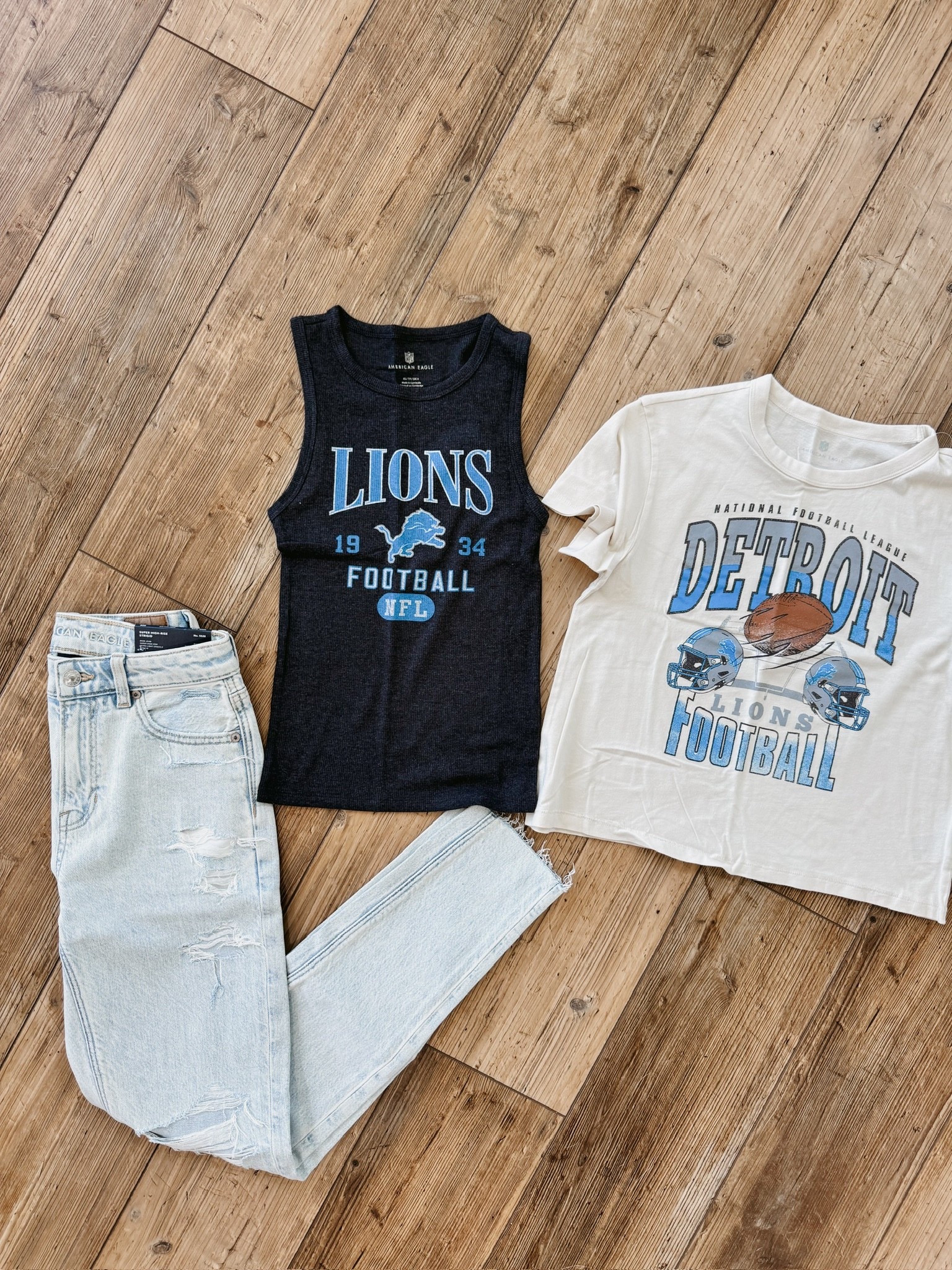 Game day ready 🙌 Styled with American Eagle so you can cheer in comfort + look cute doing it 💙🤍 #AExME #GameDayStyle