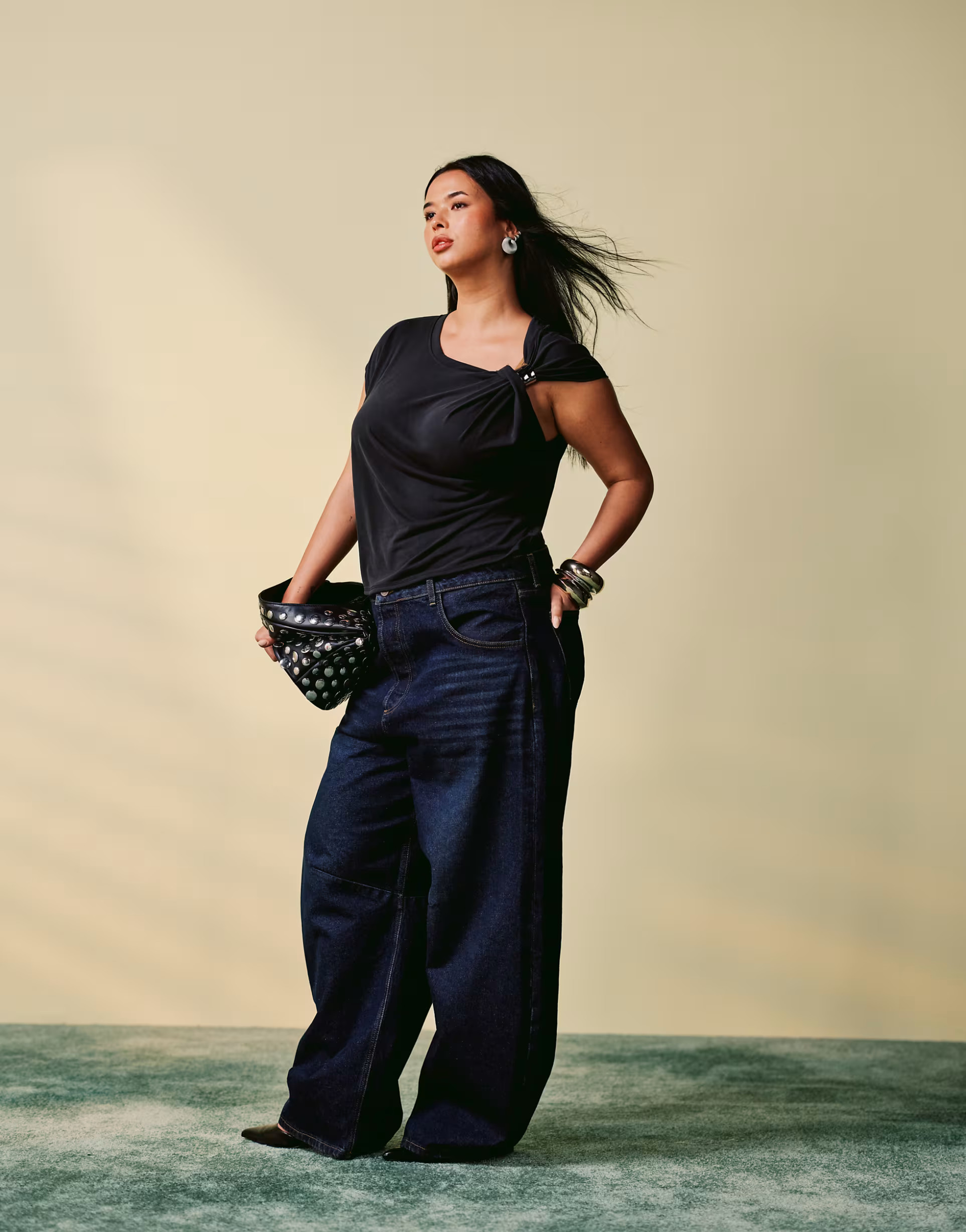 ASOS DESIGN Curve – T-Shirt aus Modal in Schwarz mit Besatz in Silber und einem Ärmel | ASOS (Global)