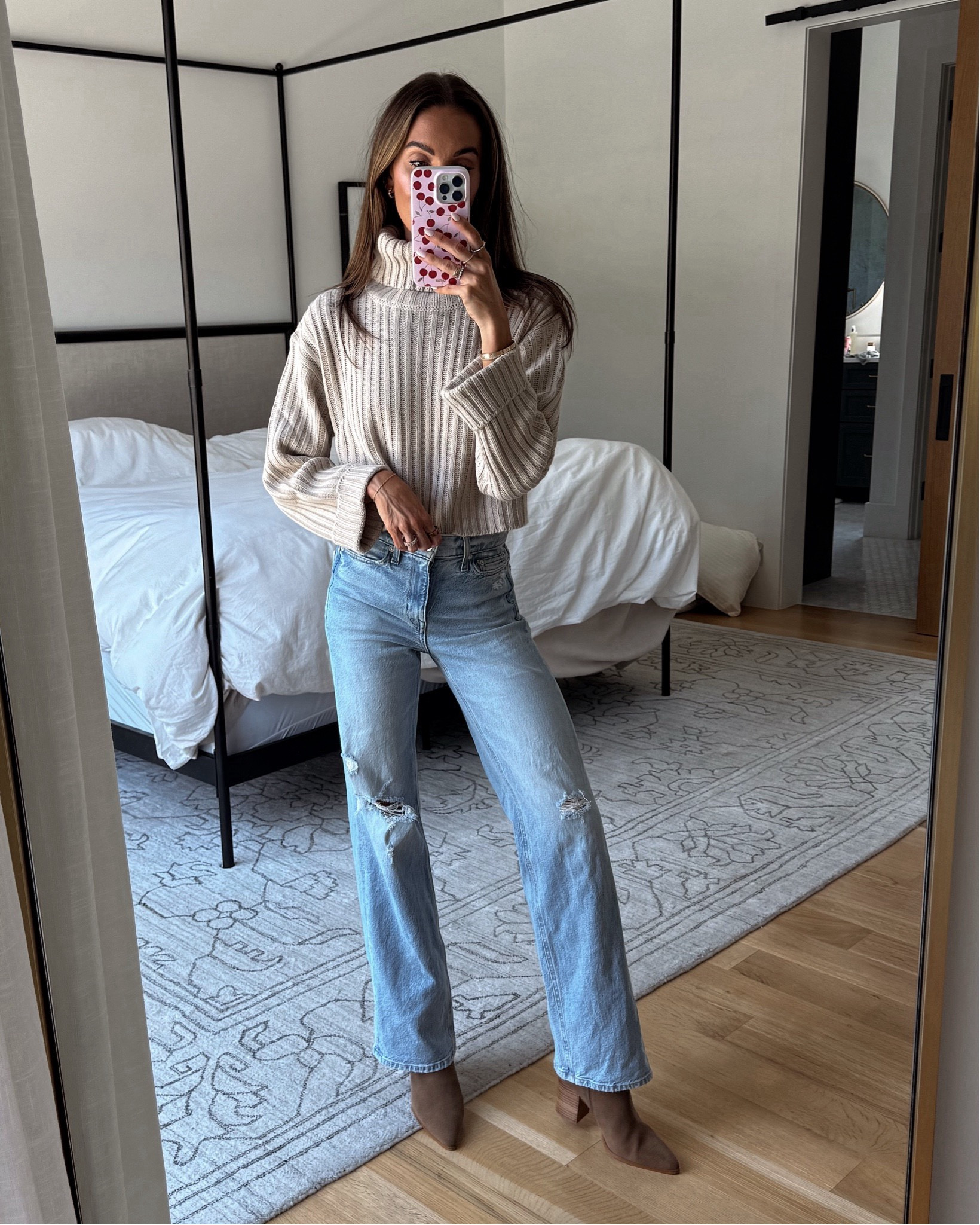 perfect outfit for when it starts getting cooler outside 🤍 these jeans are some of the BEST denim i’ve purchased in a while! 😍