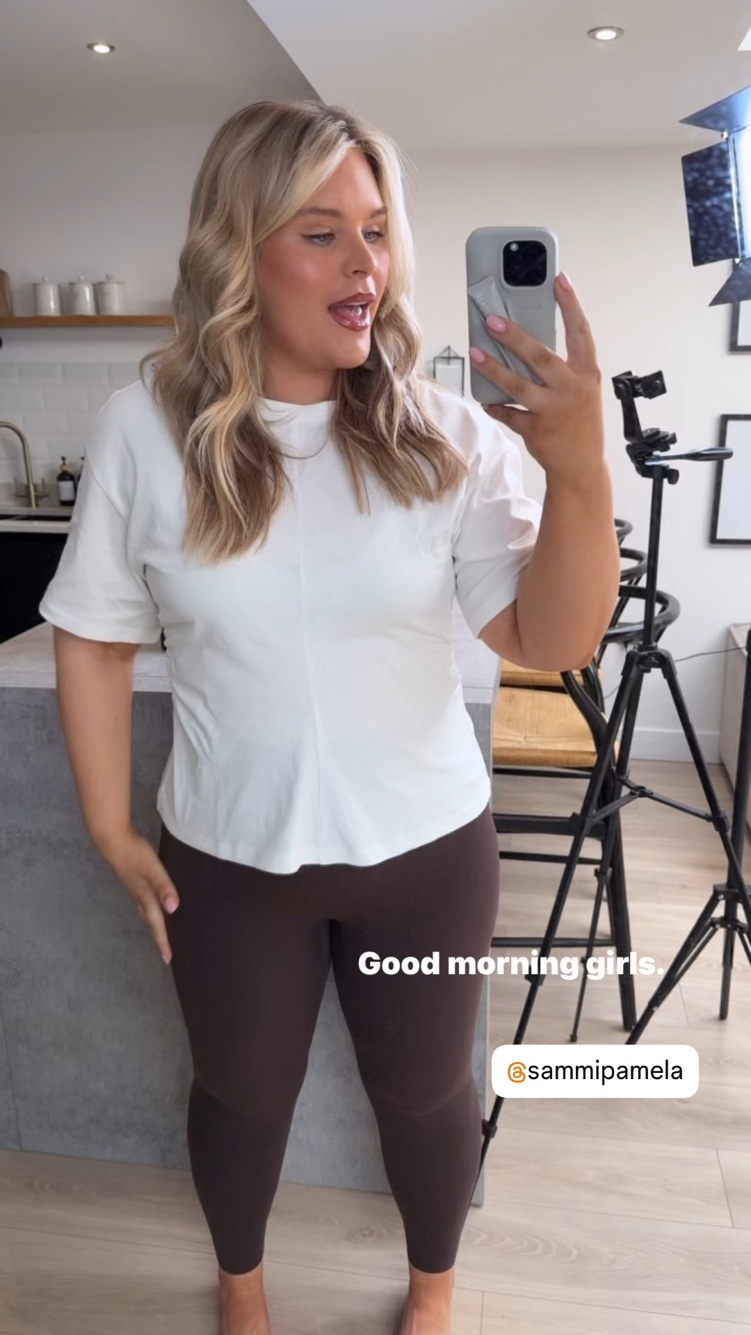 Such a nice flattering outfit! I wear XL in the leggings and L in the top! 