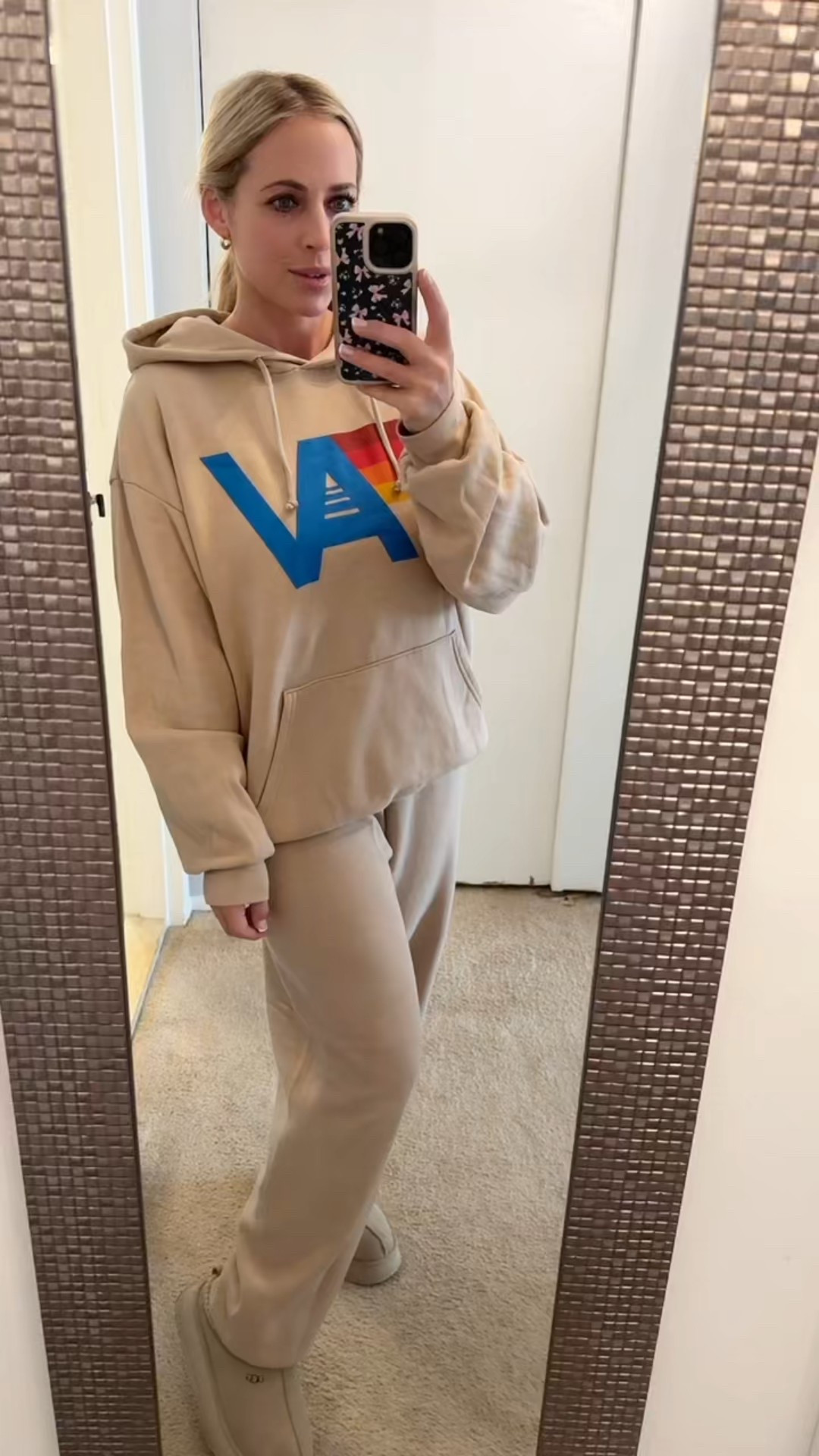 Aviator nation sweatsuit 

#LTKMidsize #LTKSeasonal #LTKFindsUnder100