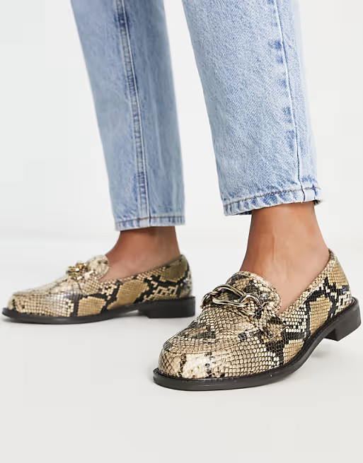 River Island - Mocassins à imprimé serpent et détail chaîne - Beige | ASOS (Global)