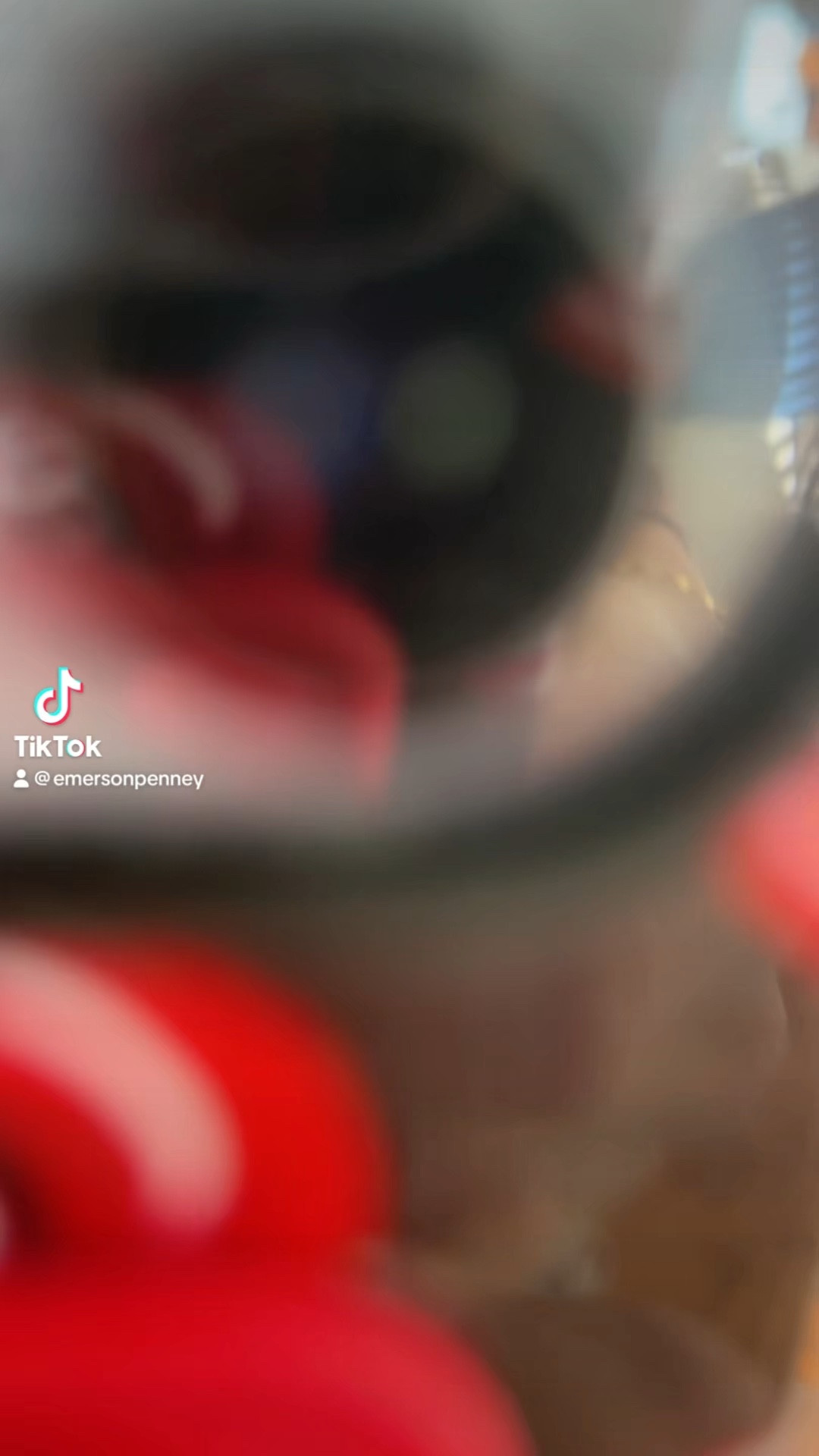 Wearing size xs in all items, all fitting true to size and extremely comfortable! Black jeans are white fox & white Levi’s lo-pro are temporarily out of stock, so I linked another color! Size up in Levi’s for a baggier, more relaxed fit. 