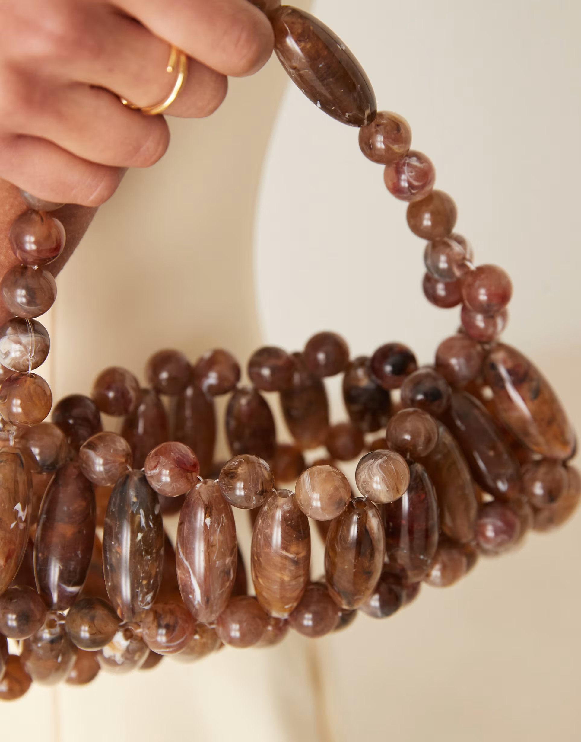 ASOS DESIGN - Pochette ornée de perles en résine - Chocolat | ASOS (Global)