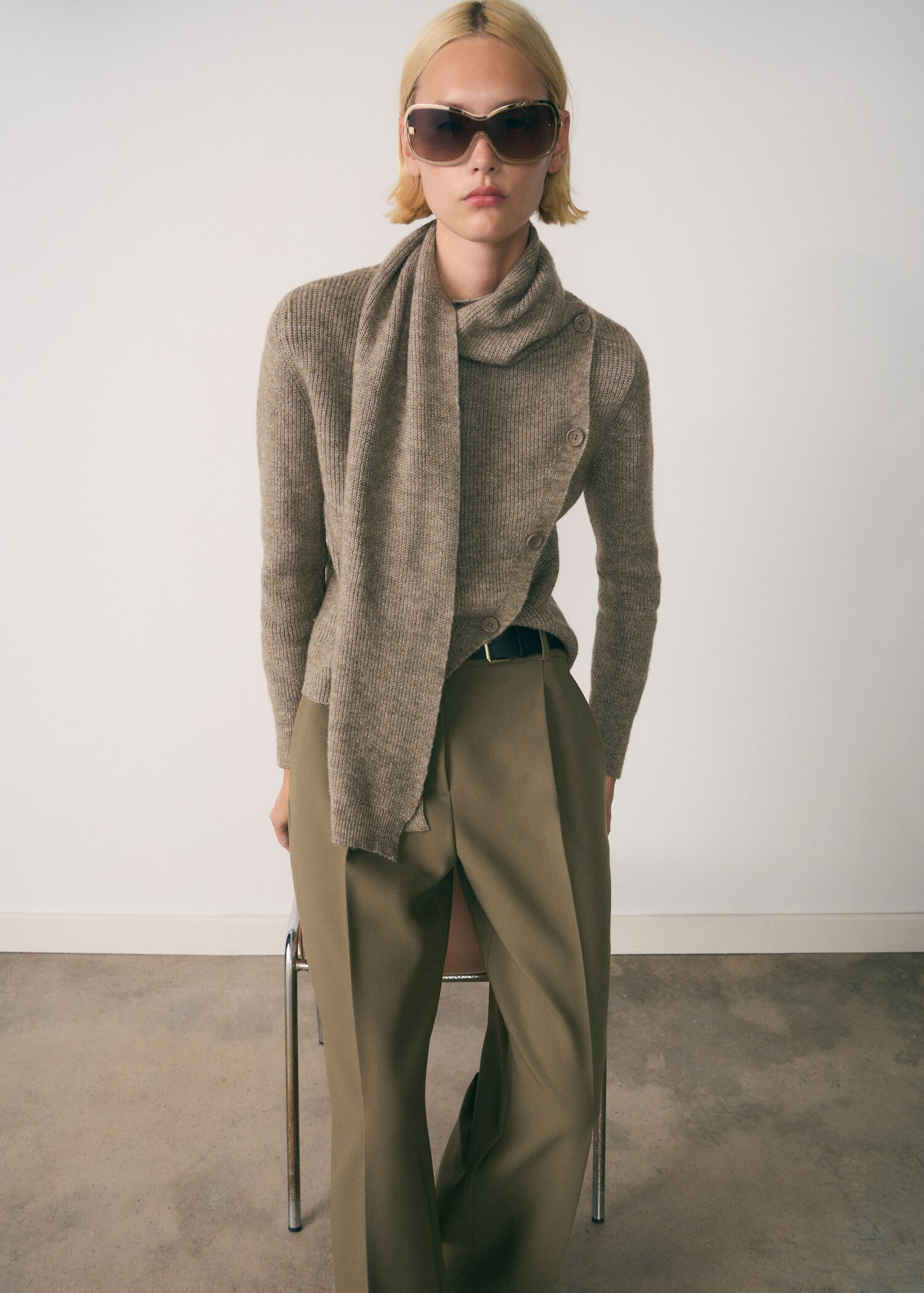 Sweater collar scarf buttons | MANGO (UK)