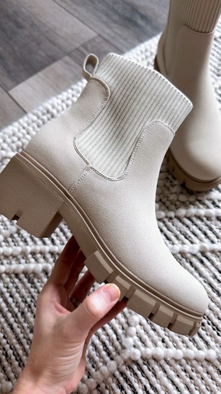 ✨ Amazon Chelsea boots ✨

True to size 
Trendy chunky Chelsea boot 

#LTKshoecrush