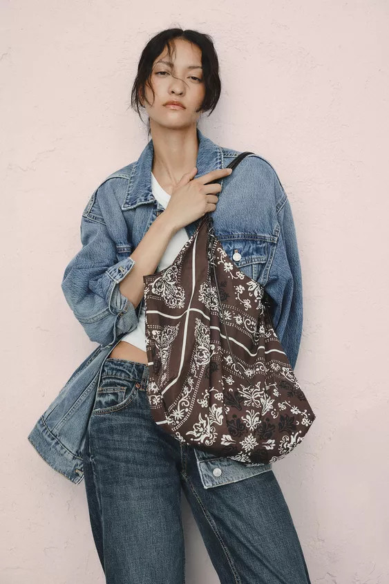 Printed fabric shopper bag. Double shoulder straps with metal detail. Interior pocket.Height x Le... | Zara US