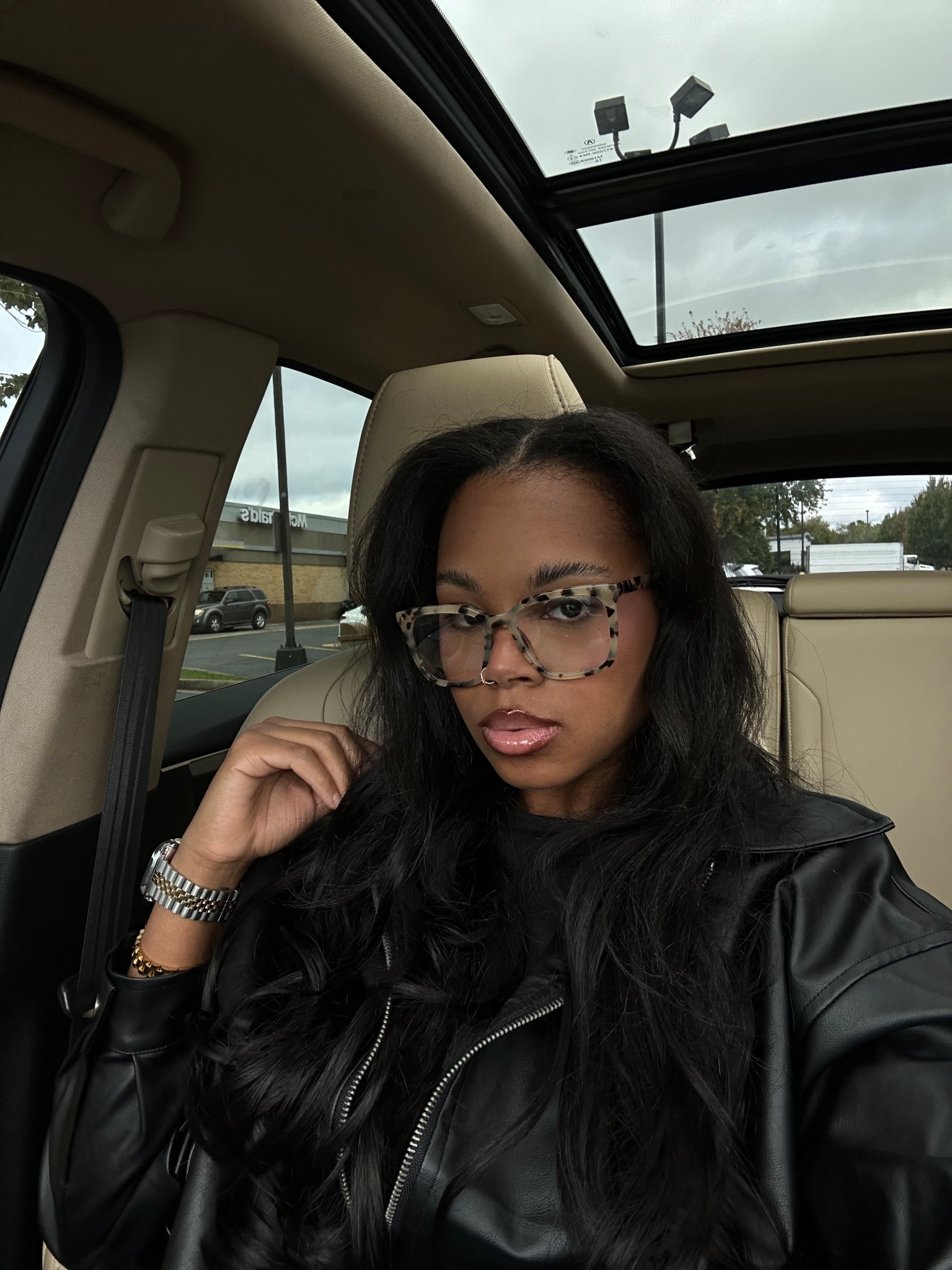 A MOMENT FOR THE HAIR > 