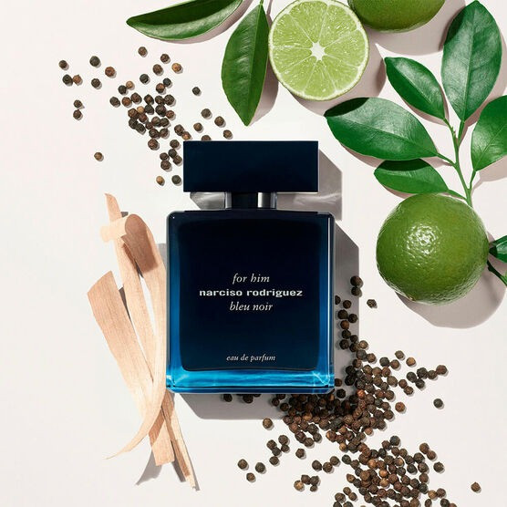 O perfume Bleu Noir, de Narciso Rodriguez, é uma fragrância floral, talcada e bem levinha, mas que dura bastante no dia. 
 

 #LTKbrasil #LTKbeleza #LTKhomens