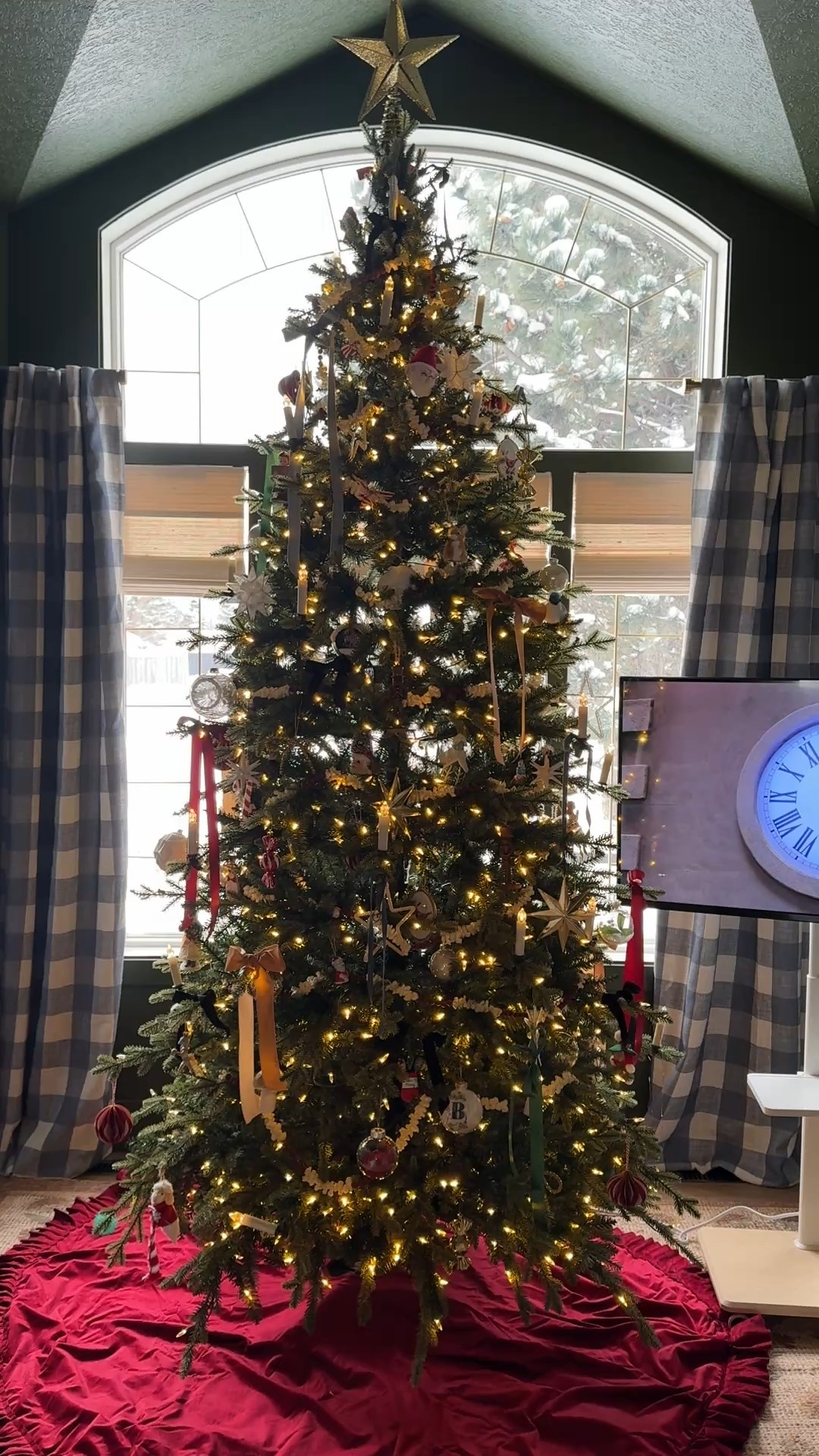 Take your Christmas movies from room to room with a tv stand on wheels and a Fire TV!


#LTKHome #LTKHoliday