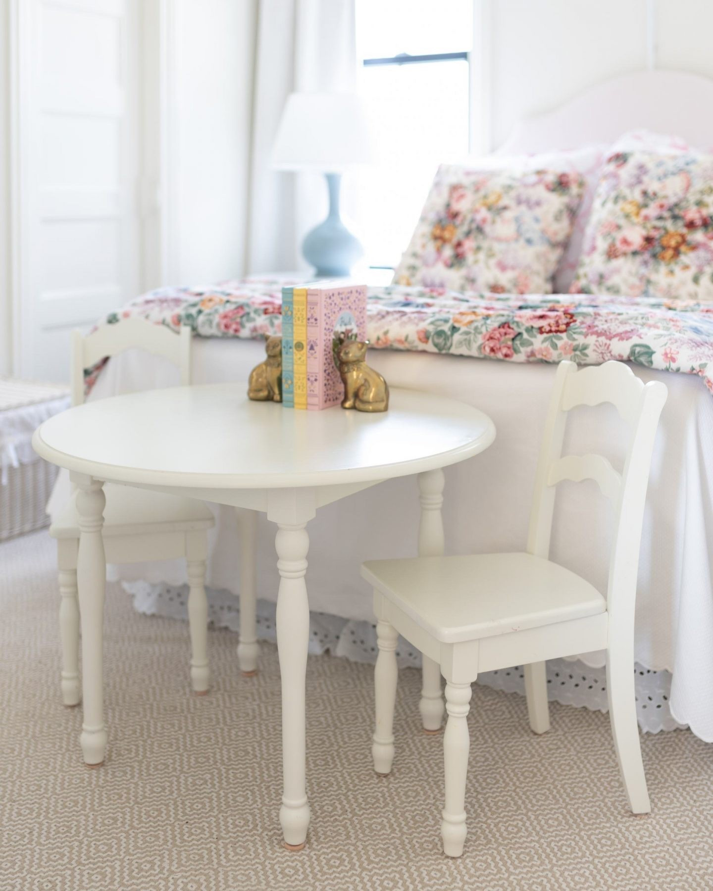 Sweet kids’ table! It’s also perfect to put on the kitchen for all of the crafts! 