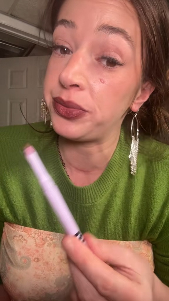 Your lipstick isn’t the problem.
Your base is.

A stain liner makes everything layered on top look more structured, more dimensional, and last longer.

Chellam is that warm mauve nude that works with every neutral.

Save this if your lip combo fades too fast. #LipLayering
#LipLinerRoutine
#MauveNude
#MakeupStructure
#LongWearMakeup
#BeautyRoutine
#NeutralLip
#LipCombo

#LTKBeauty #LTKSaleAlert #LTKSpringSale