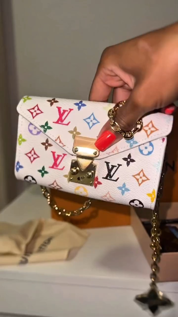 I love a mini bag that you could wear 5 different ways ❤️ 

& yes it can fit all my you need wallet, lipgloss, keys! 

@louisvuitton LV x TM Pouch Metis Belt