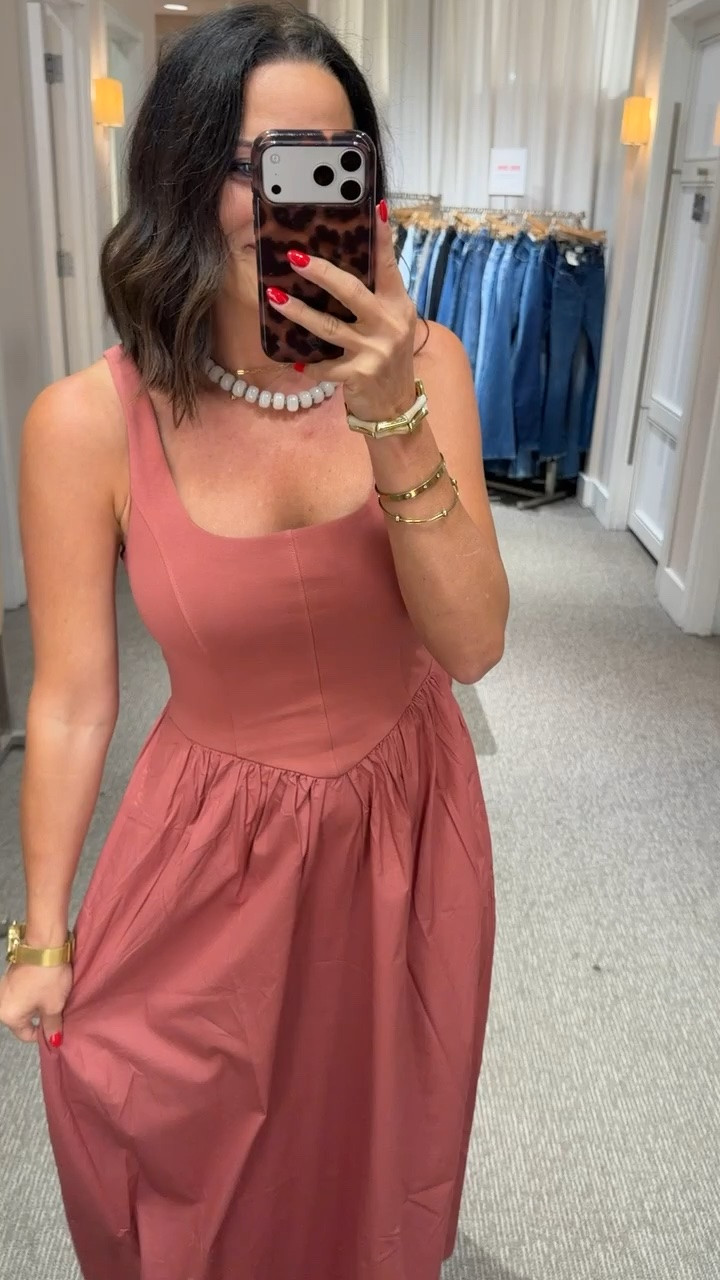 Shop here.

Size XS-S • 5’3” for reference

#LOFT #LOFTStyle #MidiDress #SummerDress #WeddingGuestDress #DateNightStyle #ClassicStyle #OOTD #StyleInspo #SummerFashion