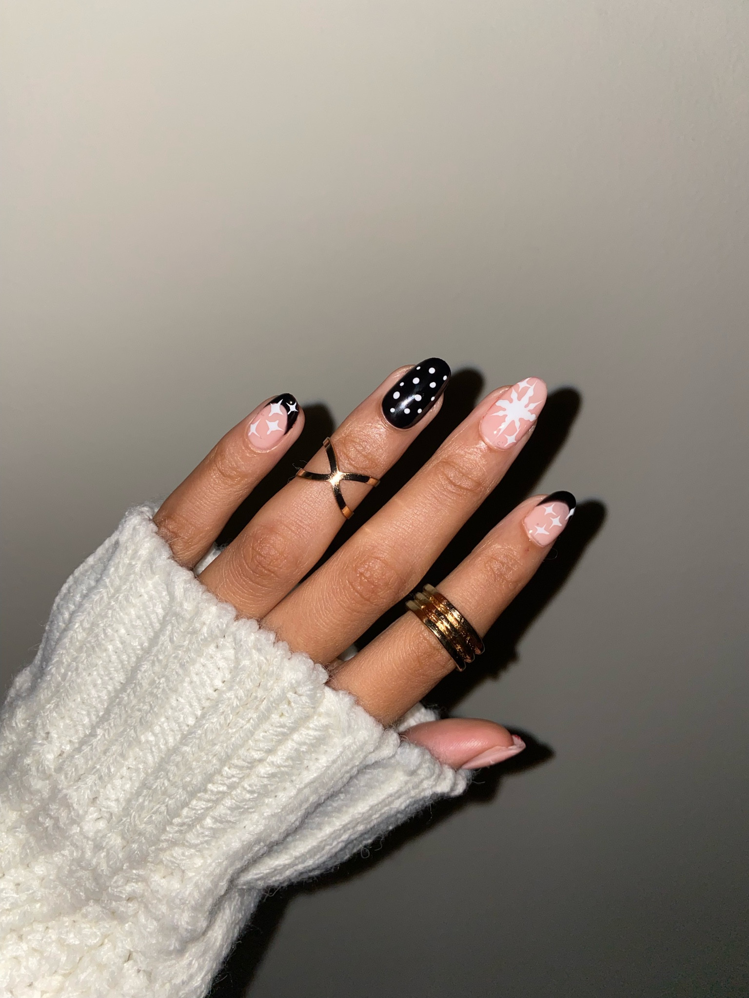Black and white holiday nail inspo

#LTKSeasonal #LTKFind #LTKbeauty
