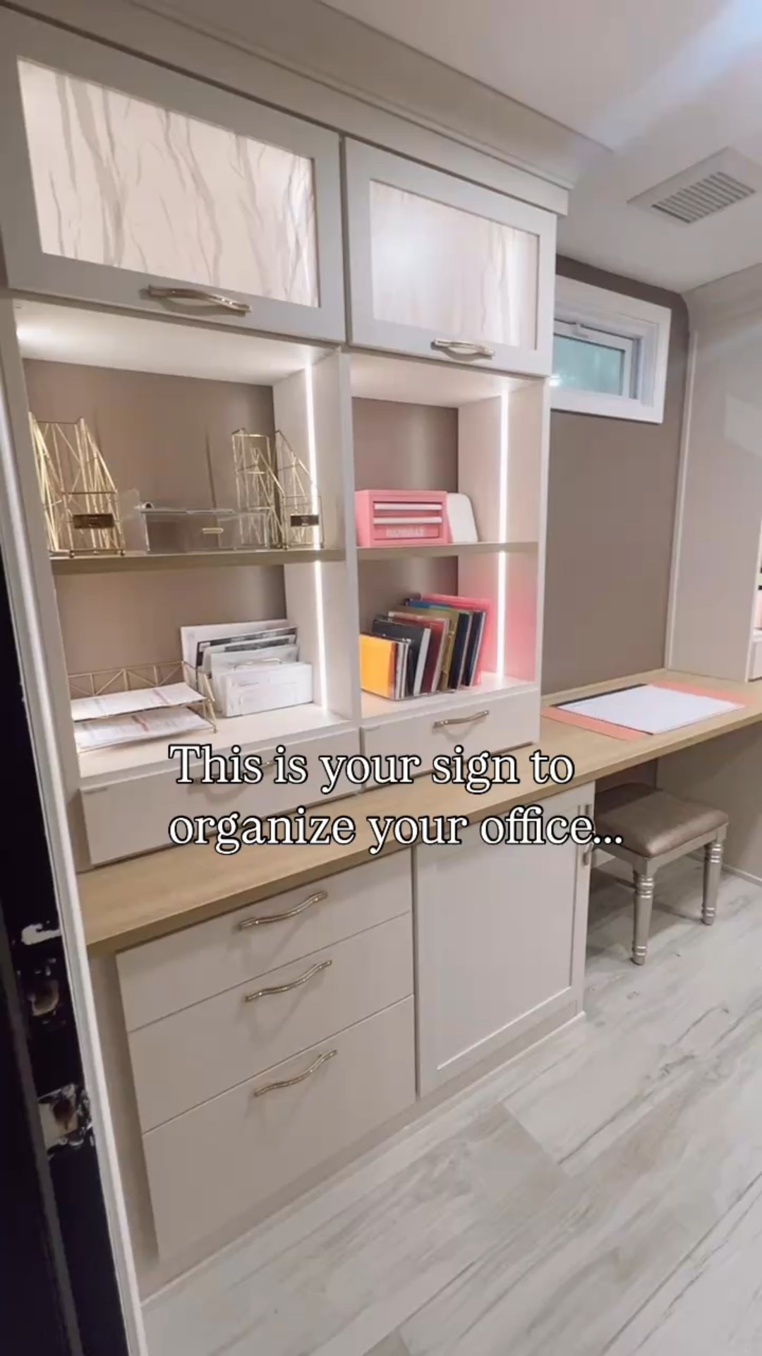 Your desk called - it’s tired of the chaos. This is your sign to finally give your office space the glow up it deserves ✨

#LTKHome
