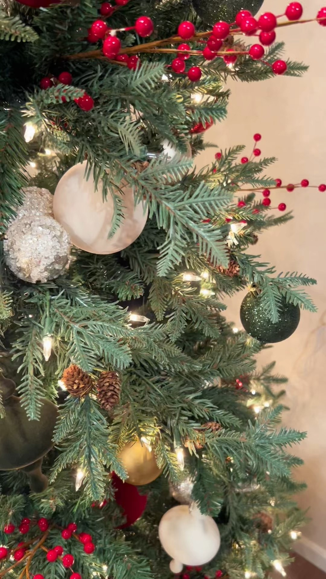 My 2025 Christmas Tree 🎄 

I love my classic red, green, and cream with pops of sparkle and gold.

Absolutely loving my new Hearth & Hand ornaments this year. All other ornaments, picks, the tree collar and the tree are from @hobbylobby. The bow topper is from @target. ❤️ #christmastree #christmasdecor 


#LTKHoliday #LTKHome #LTKSeasonal